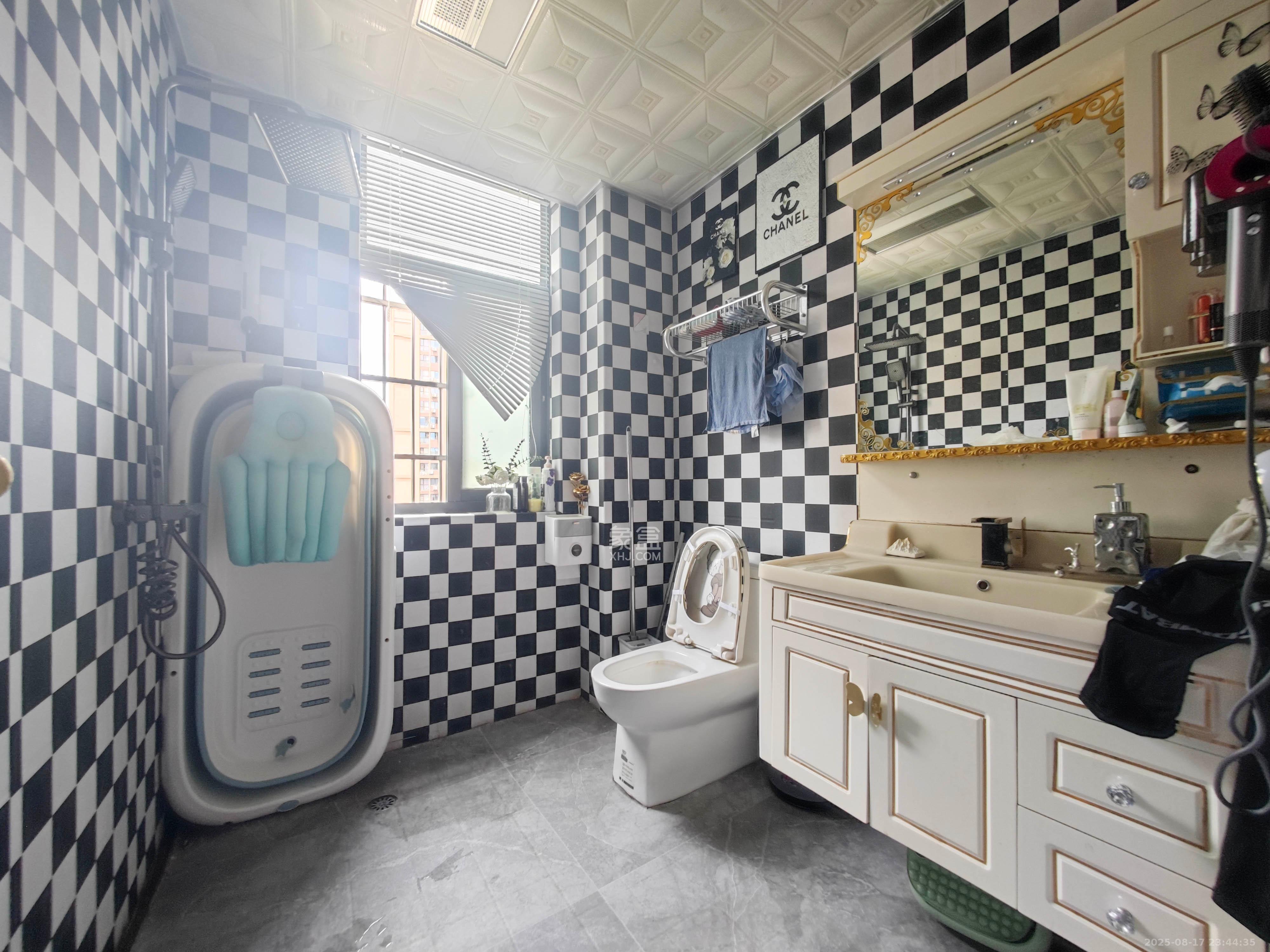 新盛珑璟台 4室2厅2卫 99.0万 新盛珑璟台 4室2厅2卫 99.0万卫生间