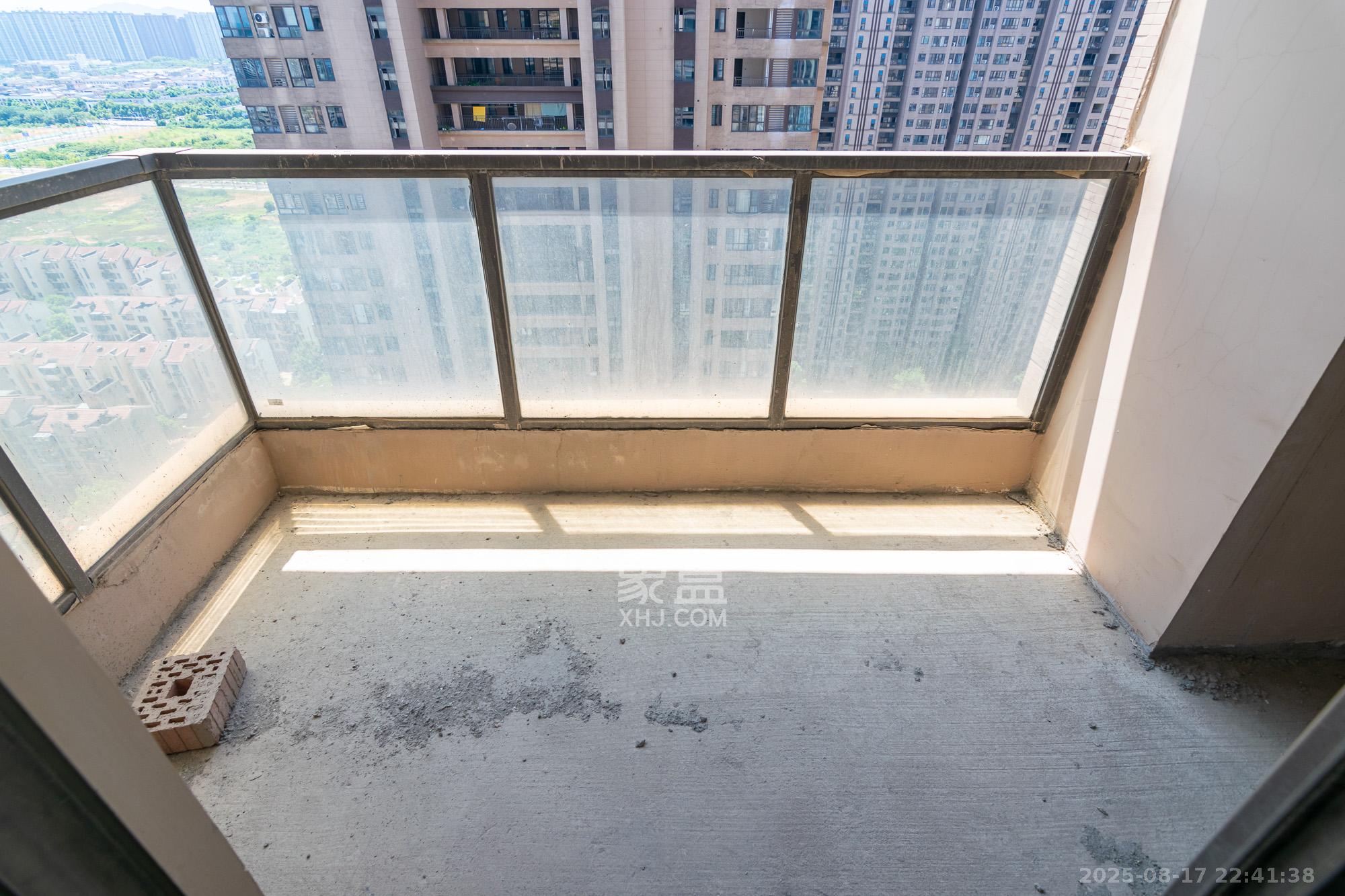 正荣财富中心  3室2厅2卫    72.8万 正荣财富中心  3室2厅2卫    72.8万阳台