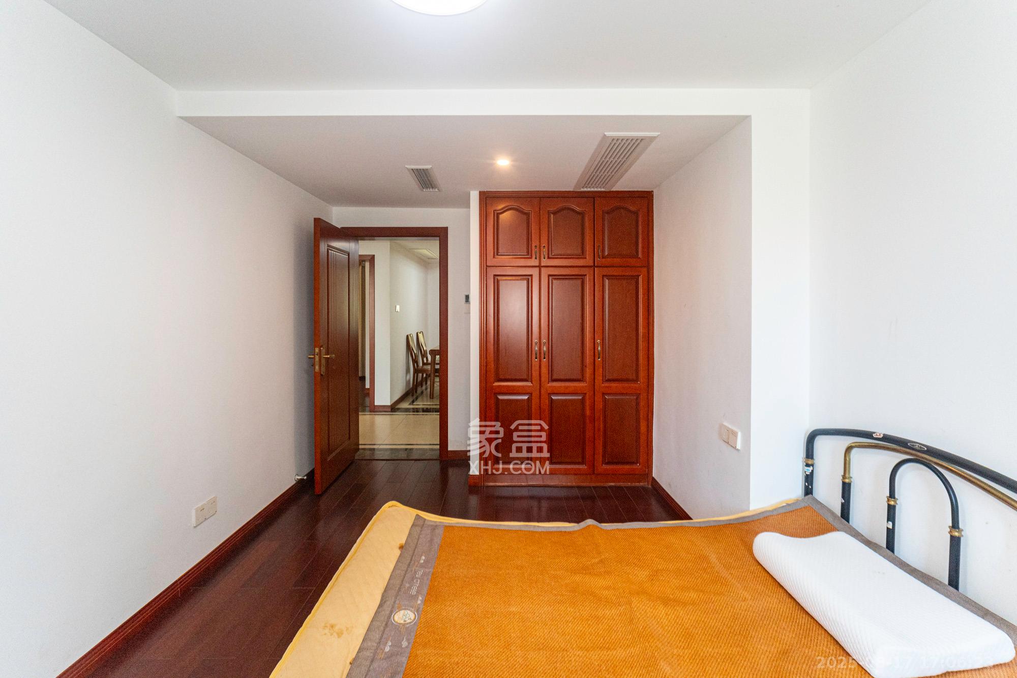 保利香槟国际  6室2厅3卫    680.0万 保利香槟国际  6室2厅3卫    680.0万卧室