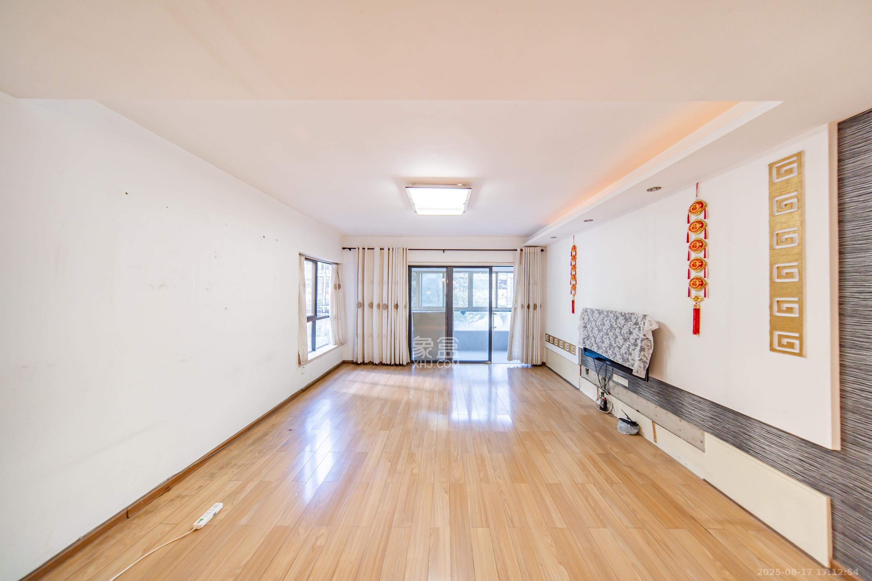 阳光100一期、四五期 4室2厅2卫 105.0万 阳光100一期、四五期 4室2厅2卫 105.0万客厅