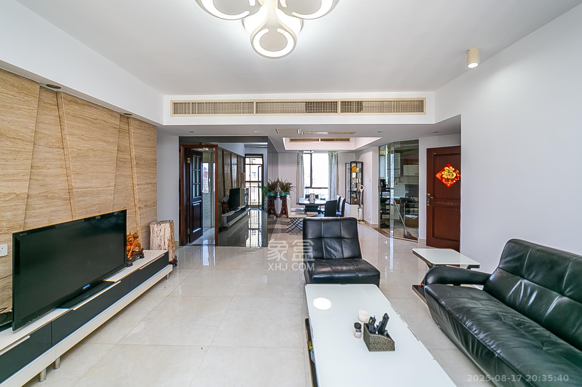 金域南外滩（望江佳园）  4室2厅2卫    210.0万客厅