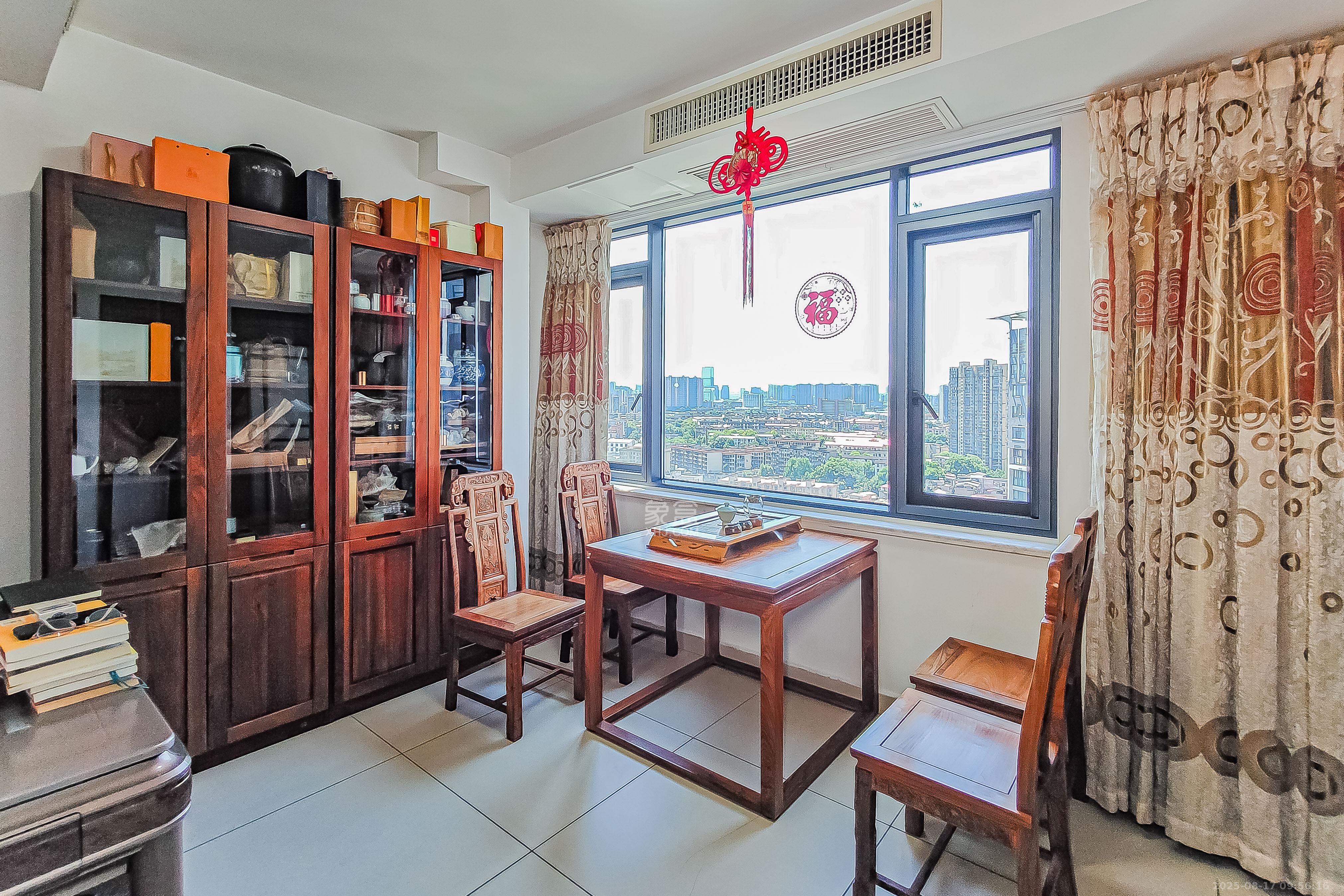 书院观邸  3室2厅2卫    170.0万 书院观邸  3室2厅2卫    170.0万阳台