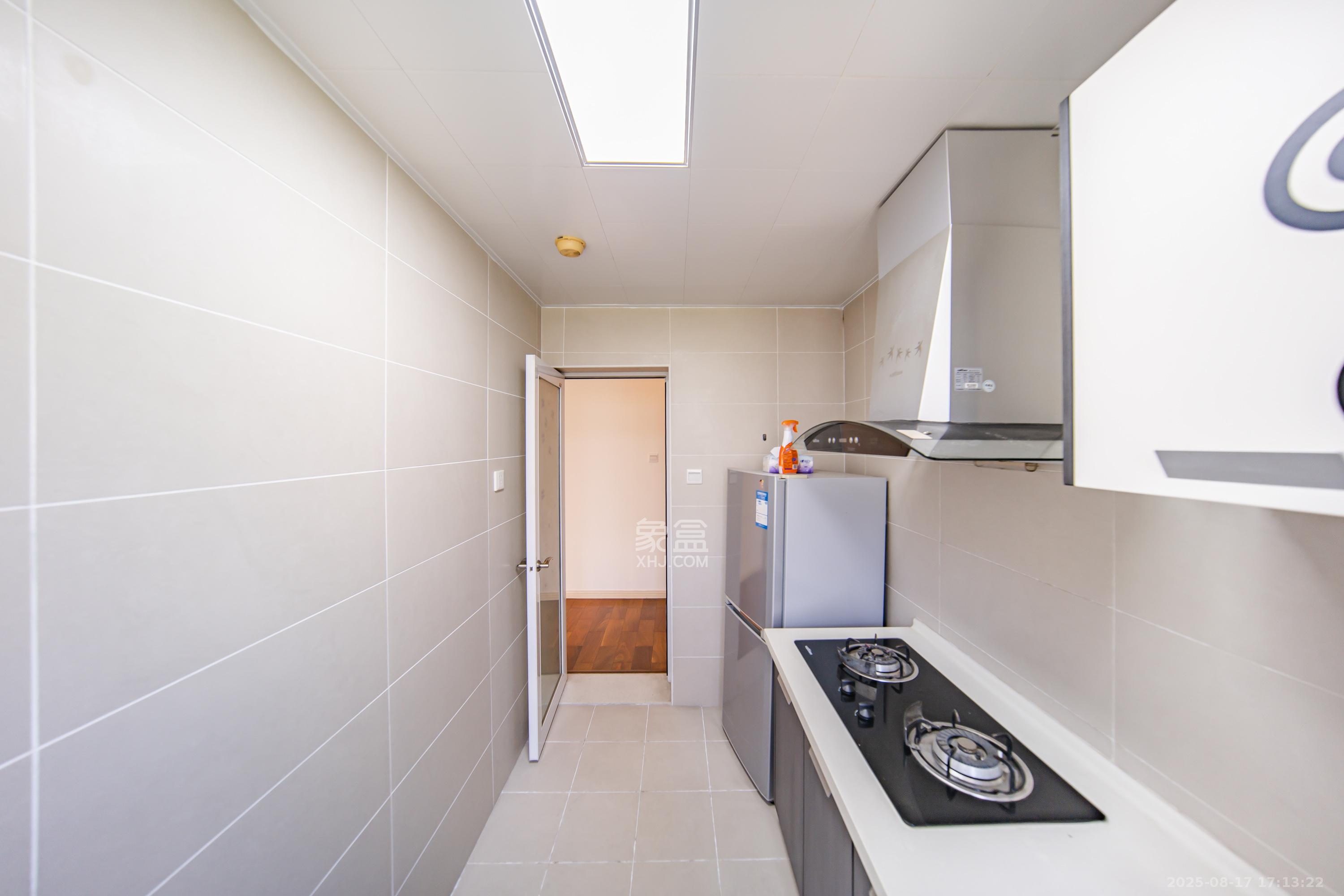 阳光100二期  2室2厅1卫    70.0万 阳光100二期  2室2厅1卫    70.0万厨房