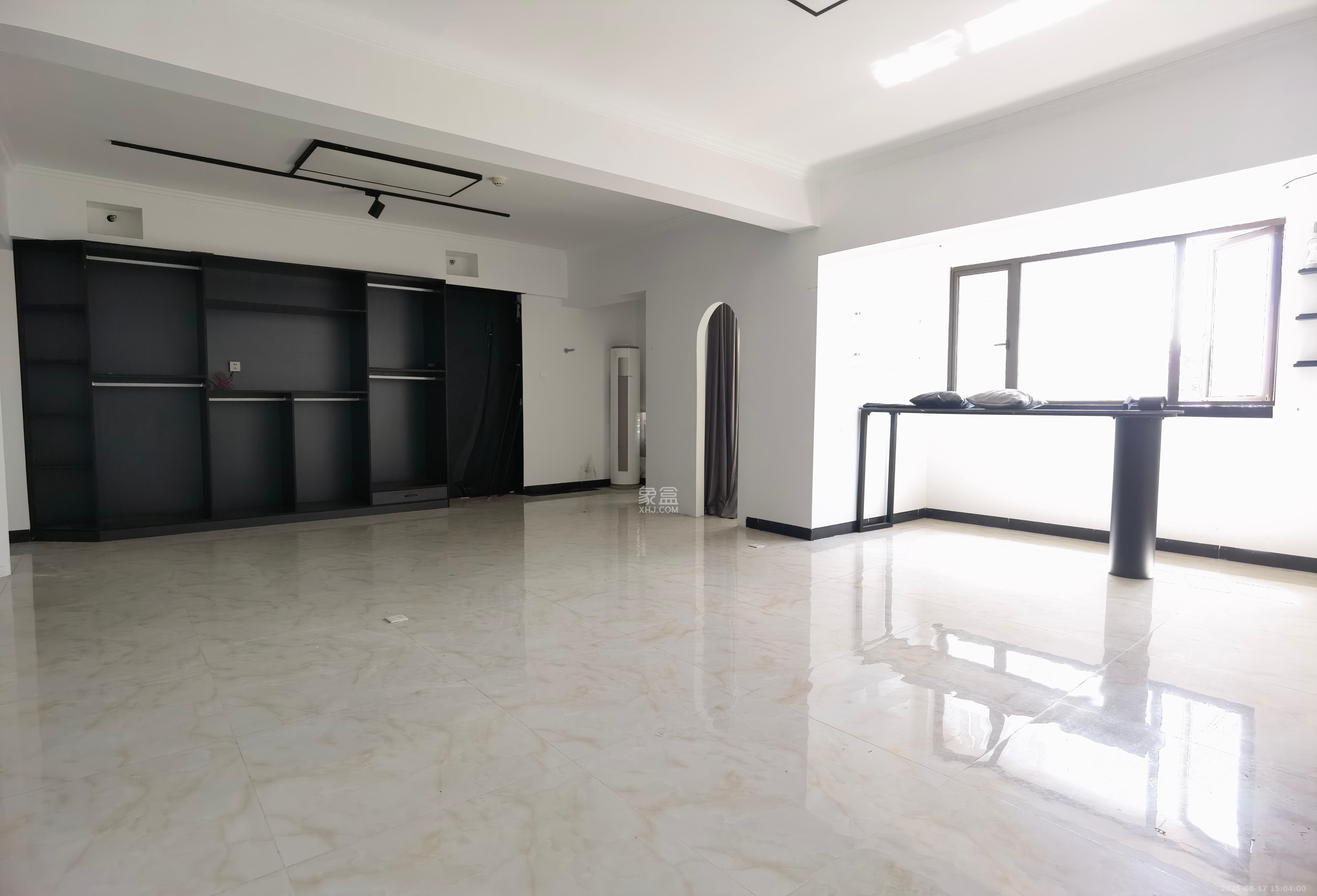 东友星座  1室2厅1卫    3600.0元/月室内图