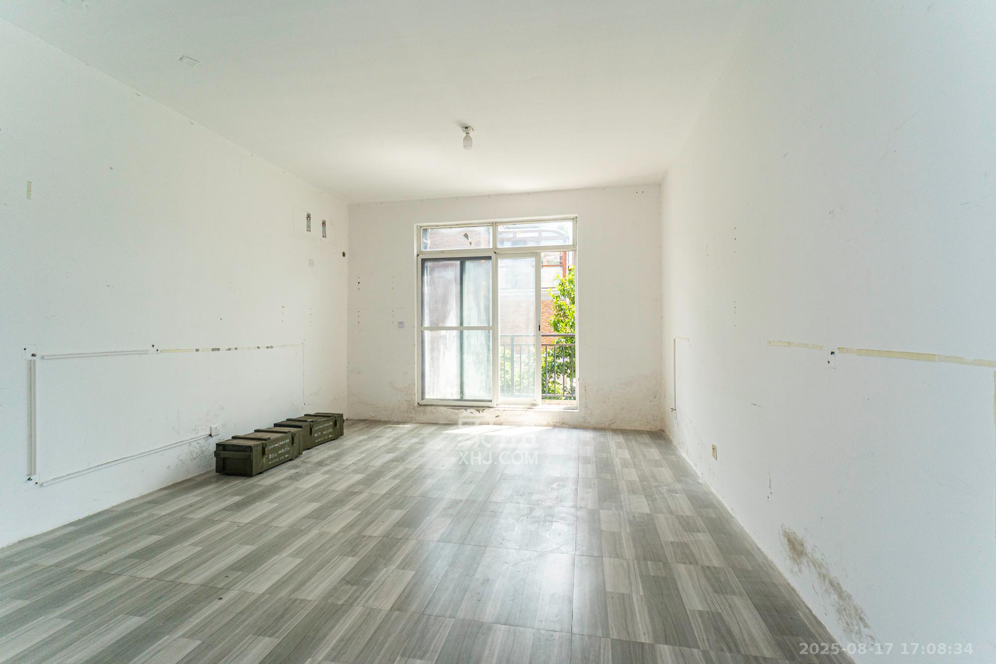 山水湾 7室2厅3卫 448.8万 山水湾 7室2厅3卫 448.8万客厅