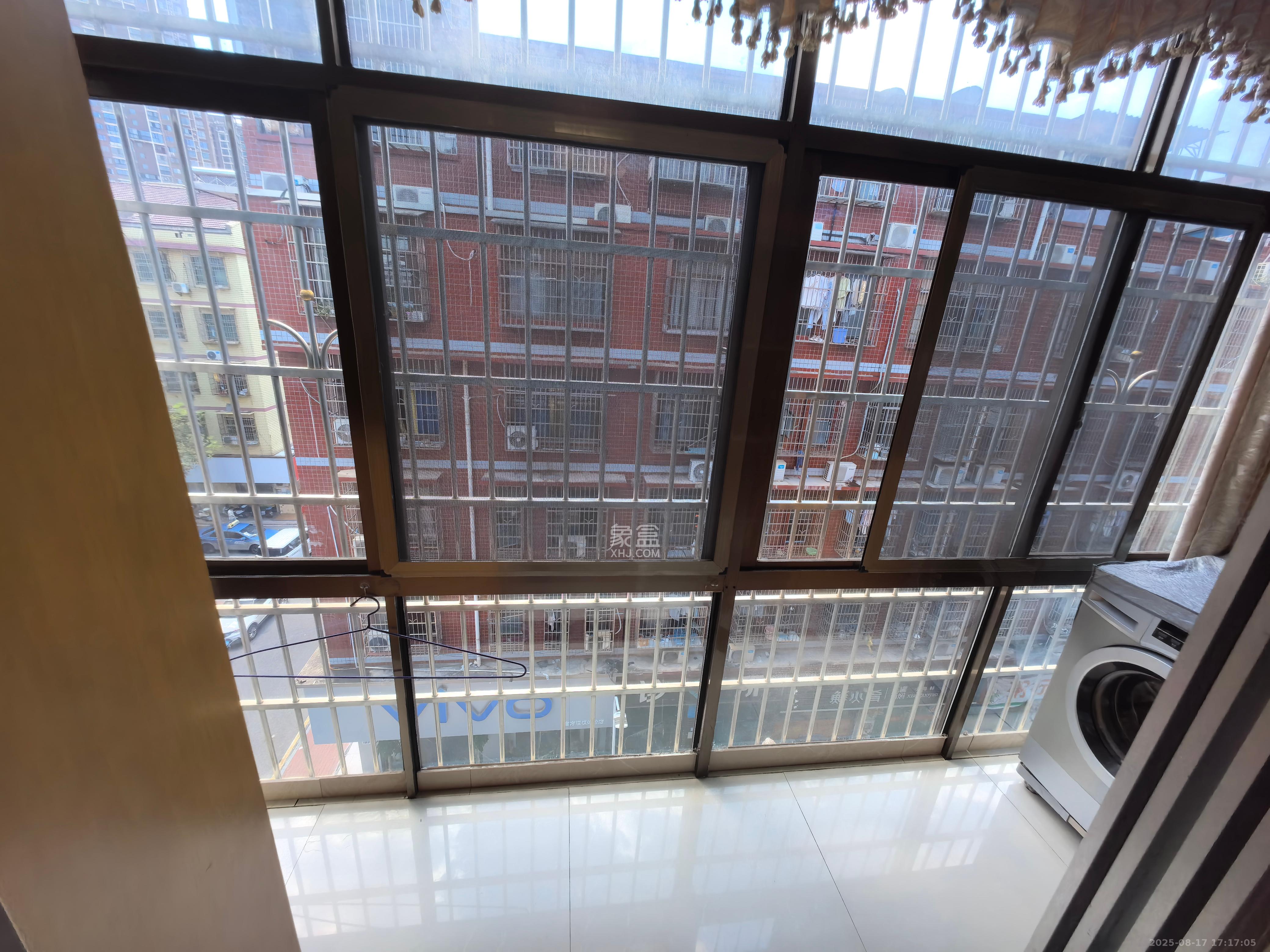 城西安置小区  3室2厅2卫    1500.0元/月室内图