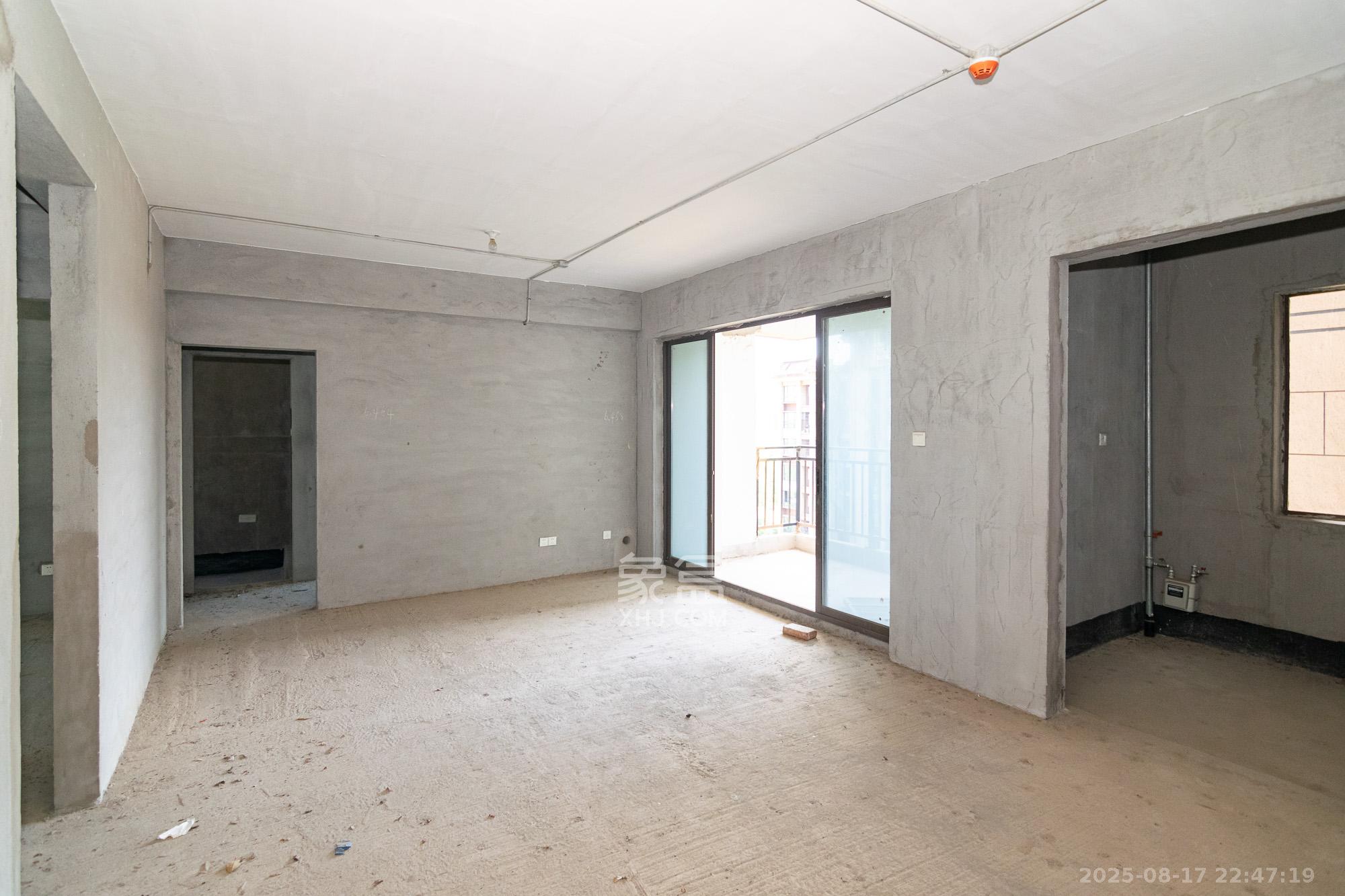 裕田奥莱小镇  3室2厅2卫    55.8万 裕田奥莱小镇  3室2厅2卫    55.8万客厅