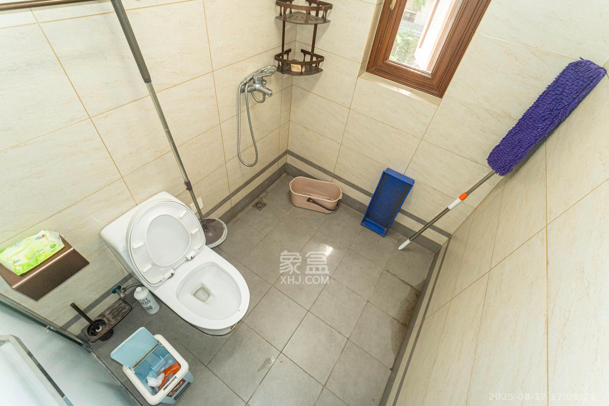 保利香槟国际  6室2厅3卫    680.0万 保利香槟国际  6室2厅3卫    680.0万卫生间