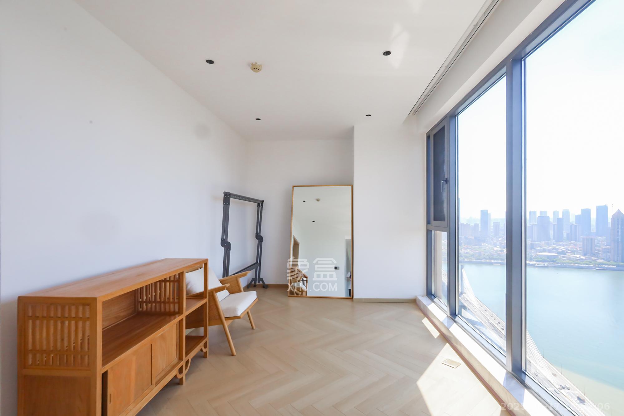 世茂外滩里(世茂铂翠湾三期)  4室2厅3卫    499.0万 世茂外滩里(世茂铂翠湾三期)  4室2厅3卫    499.0万卧室