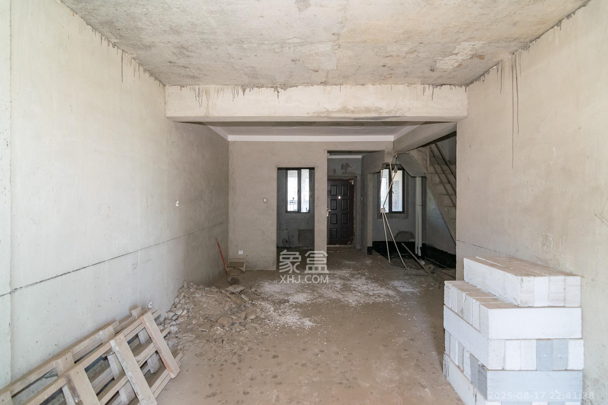 正荣财富中心  3室2厅2卫    72.8万 正荣财富中心  3室2厅2卫    72.8万客厅