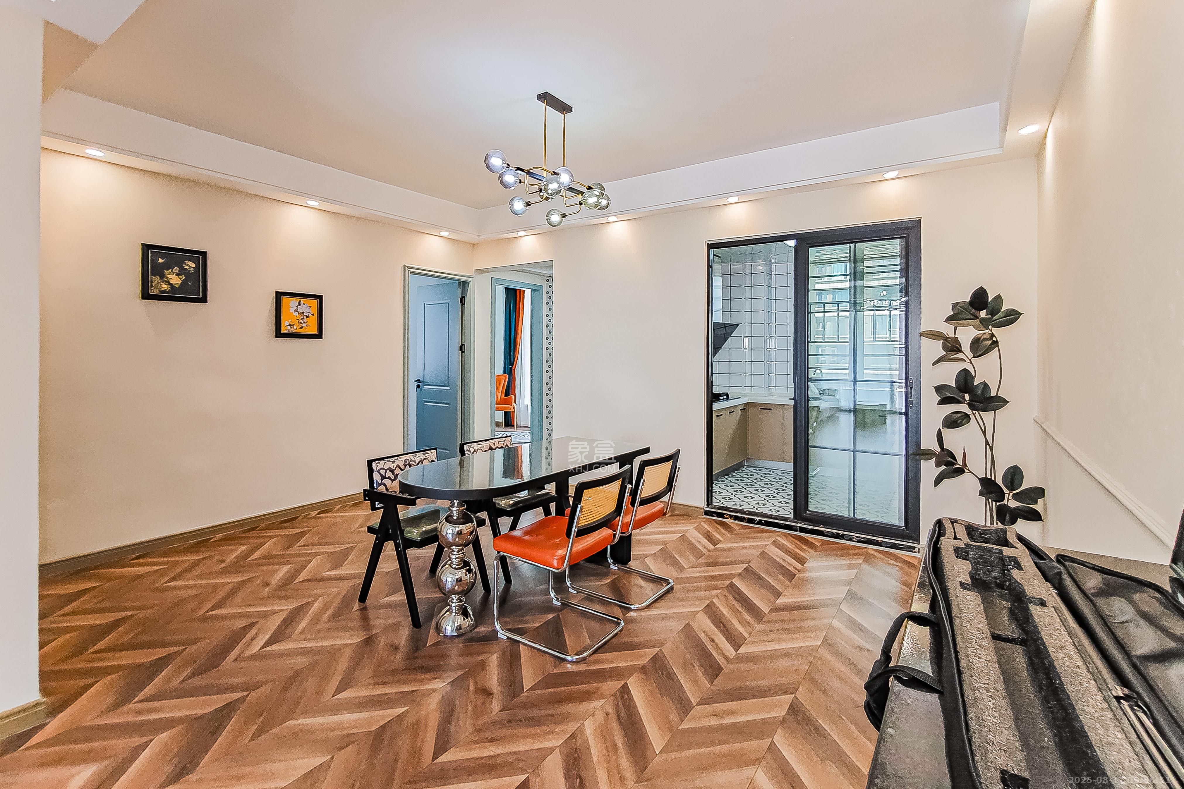 建发央玺(建发泱玺雅苑) 4室2厅2卫 320.0万 建发央玺(建发泱玺雅苑) 4室2厅2卫 320.0万客厅