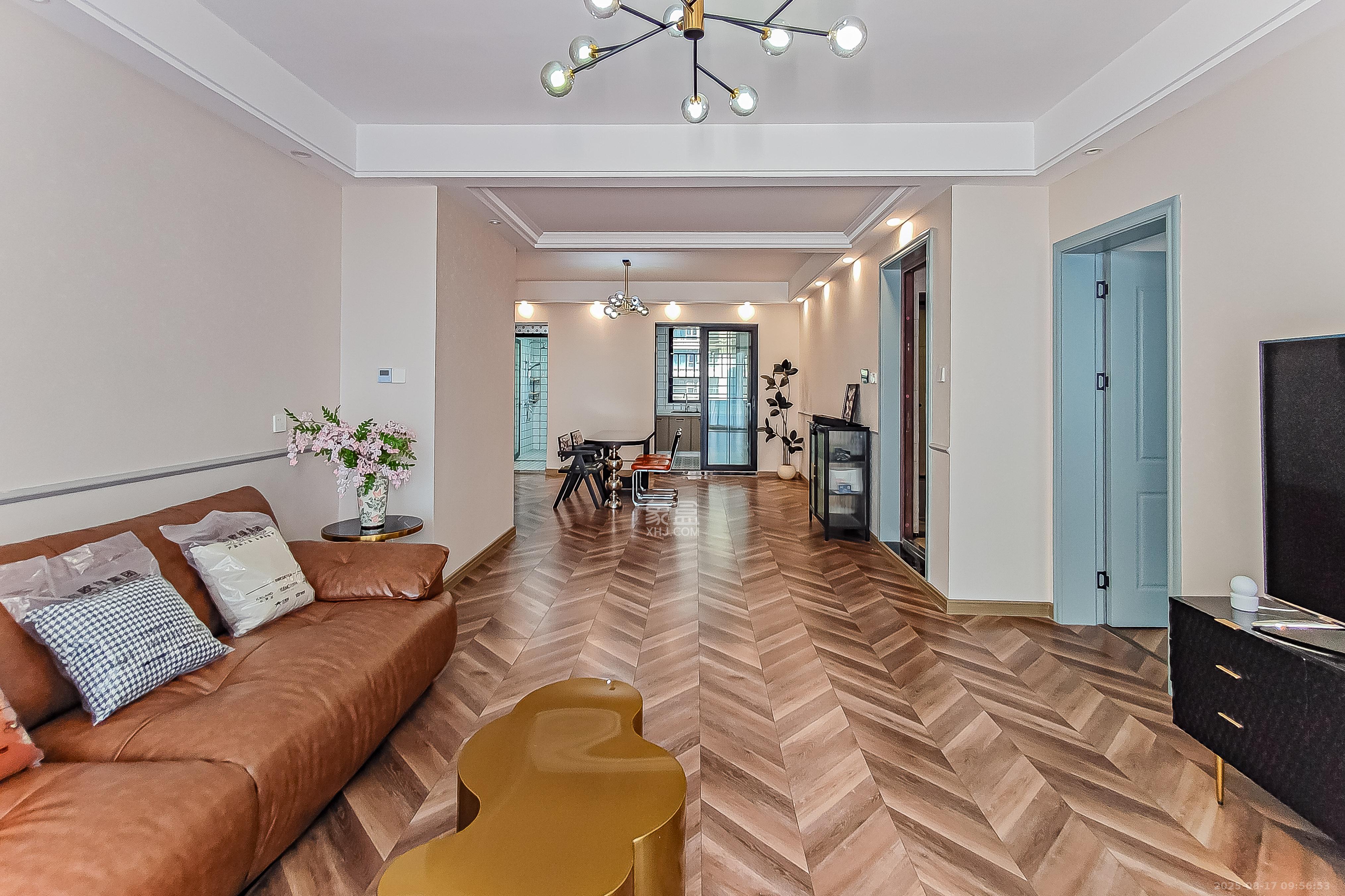 建发央玺(建发泱玺雅苑) 4室2厅2卫 320.0万 建发央玺(建发泱玺雅苑) 4室2厅2卫 320.0万客厅