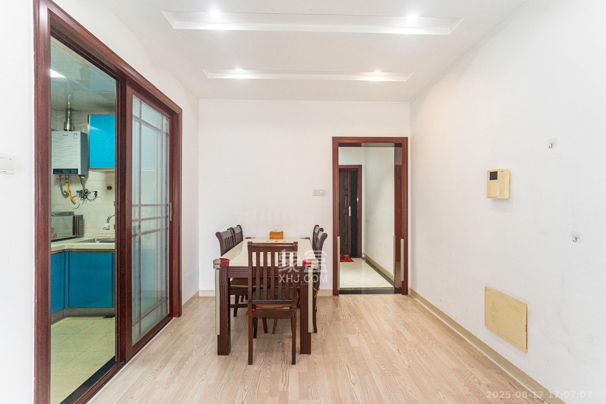 盛地尊域 4室2厅2卫 77.8万 盛地尊域 4室2厅2卫 77.8万客厅