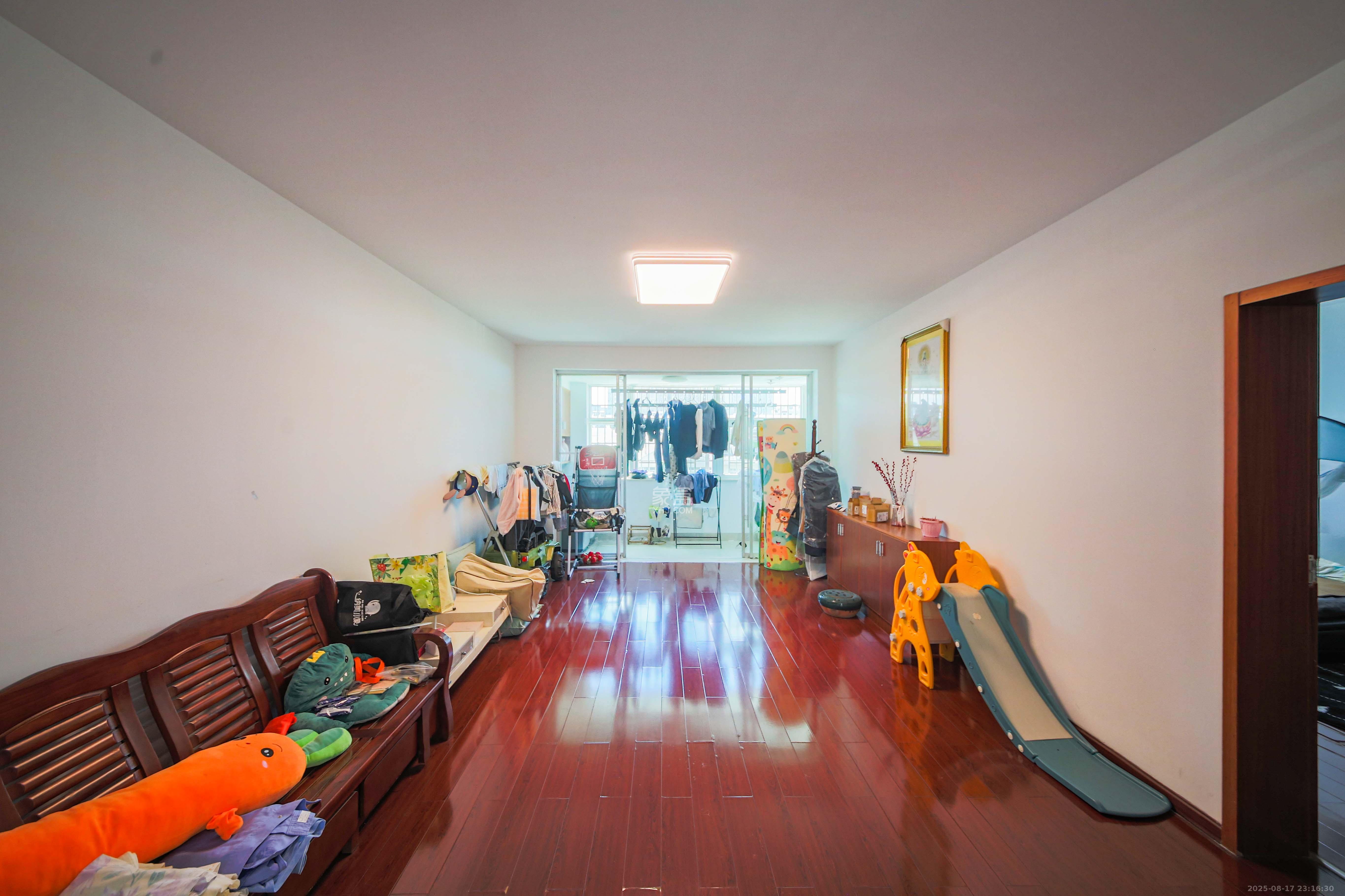 大为农博嘉园 5室2厅3卫 120.0万 大为农博嘉园 5室2厅3卫 120.0万客厅