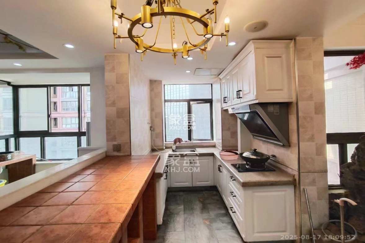 华晨国际公馆  3室2厅2卫    8000.0元/月 华晨国际公馆  3室2厅2卫    8000.0元/月室内图