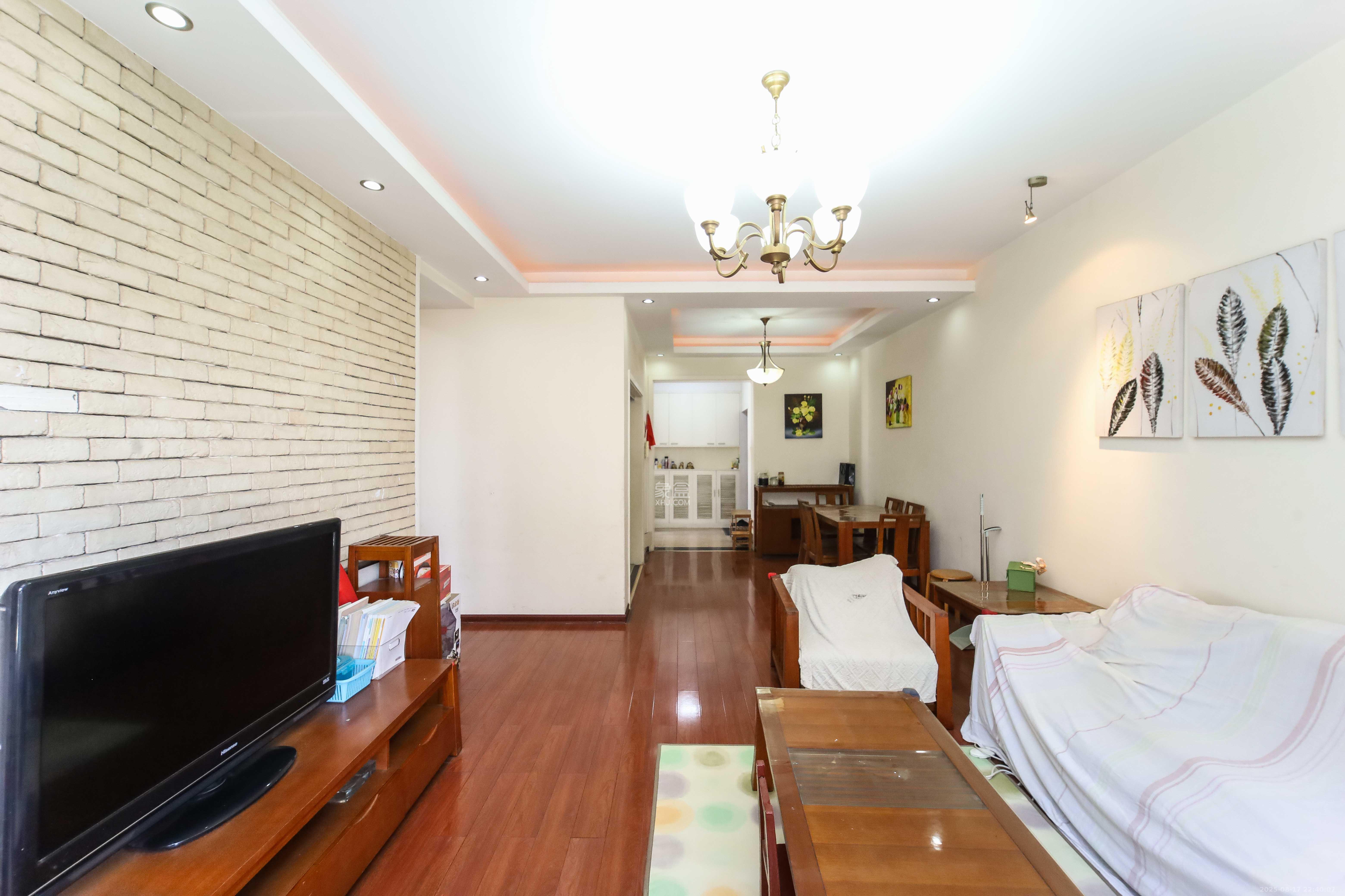 尚东紫郡  3室2厅2卫    96.8万客厅