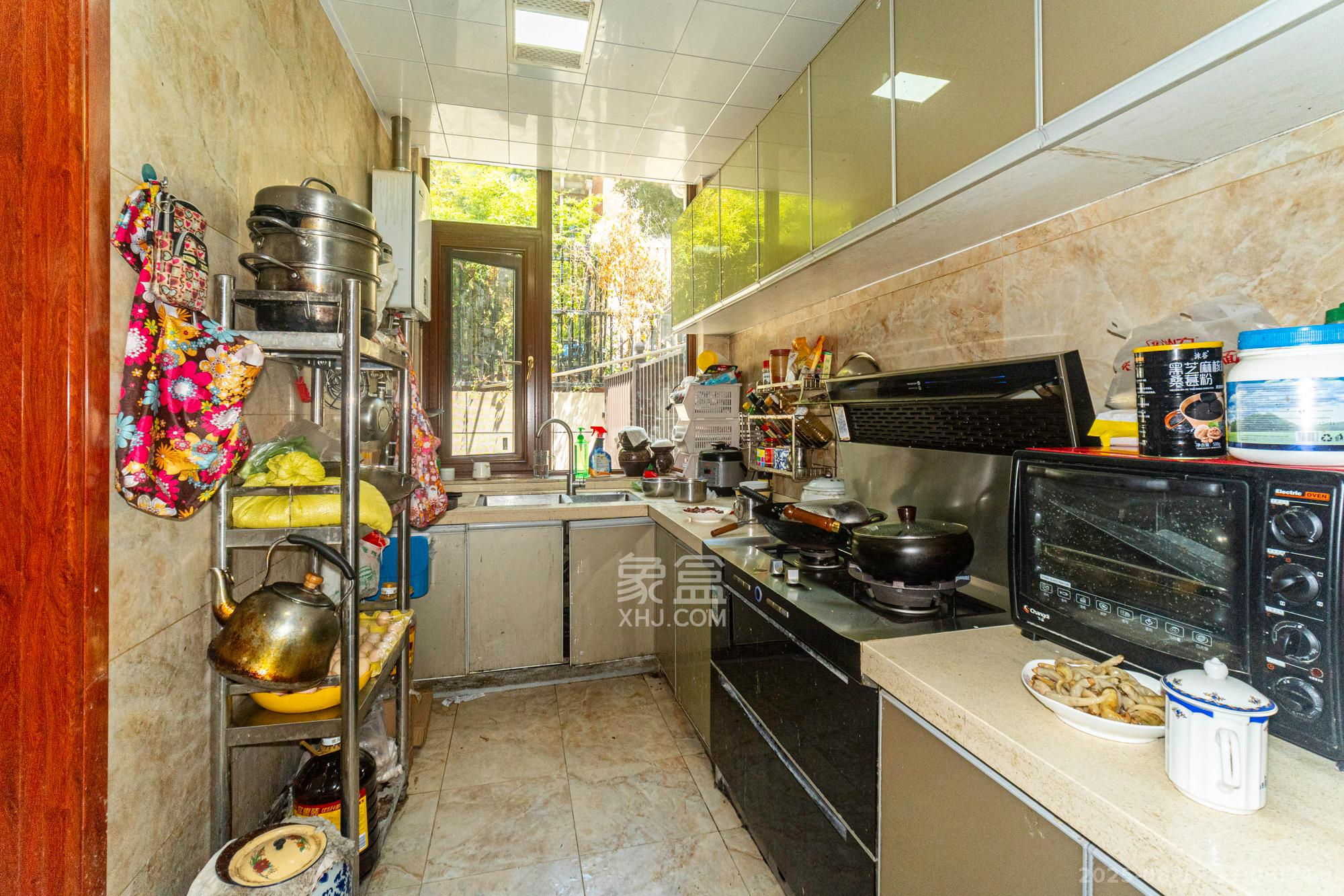 保利香槟国际  6室2厅3卫    680.0万 保利香槟国际  6室2厅3卫    680.0万厨房