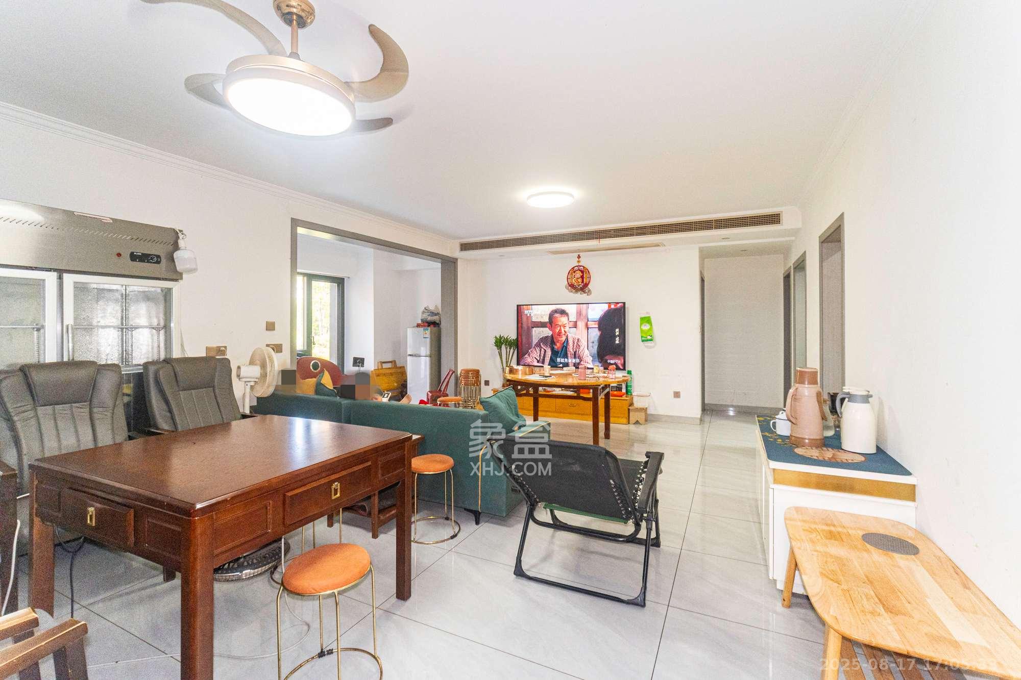 荣盛城  3室2厅2卫    81.5万客厅