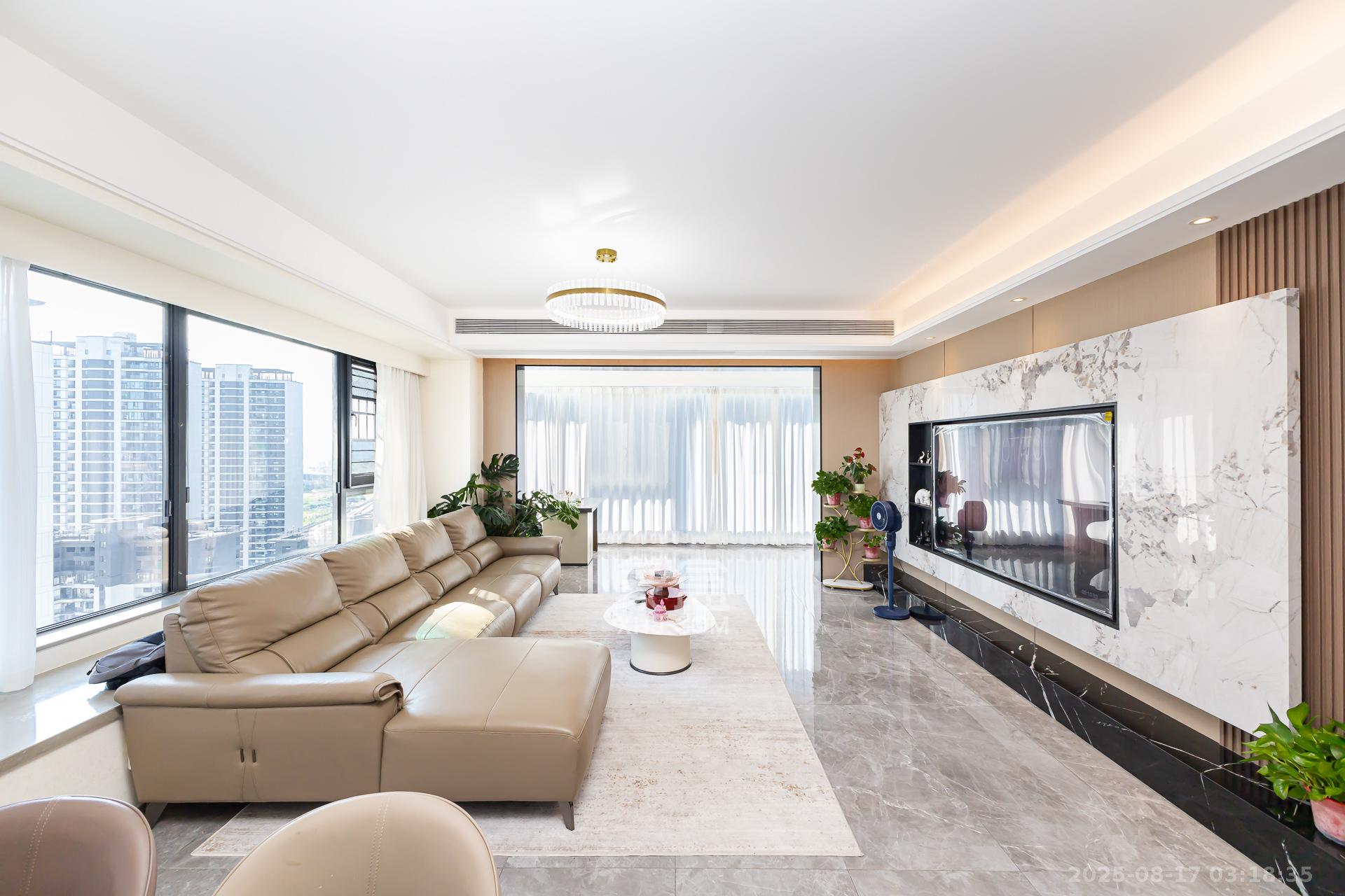 越秀湘江星汇城三期 4室2厅3卫 260.0万 越秀湘江星汇城三期 4室2厅3卫 260.0万客厅