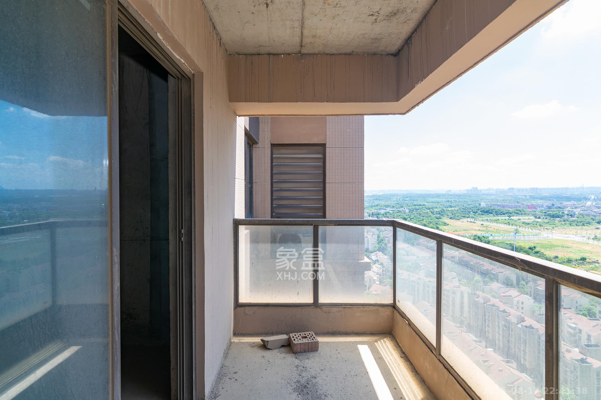 正荣财富中心  3室2厅2卫    72.8万 正荣财富中心  3室2厅2卫    72.8万阳台