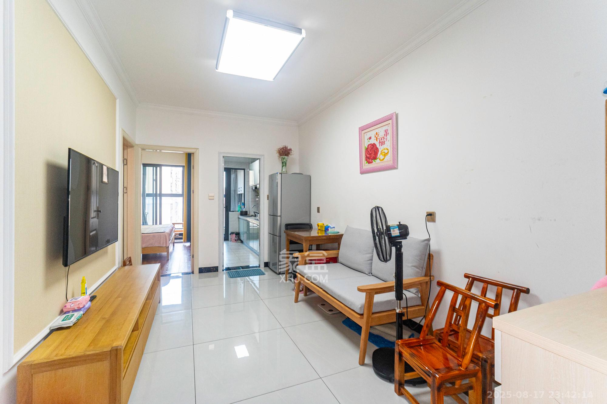 恒基凯旋门三期 2室2厅1卫 45.0万 恒基凯旋门三期 2室2厅1卫 45.0万客厅