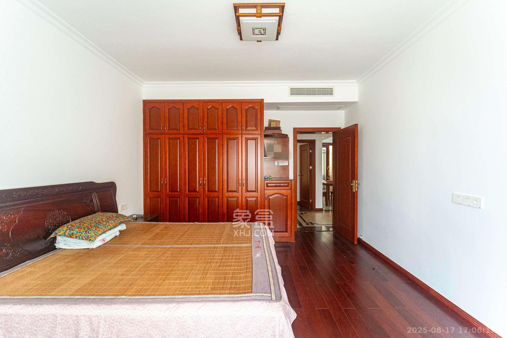 保利香槟国际  6室2厅3卫    680.0万 保利香槟国际  6室2厅3卫    680.0万卧室