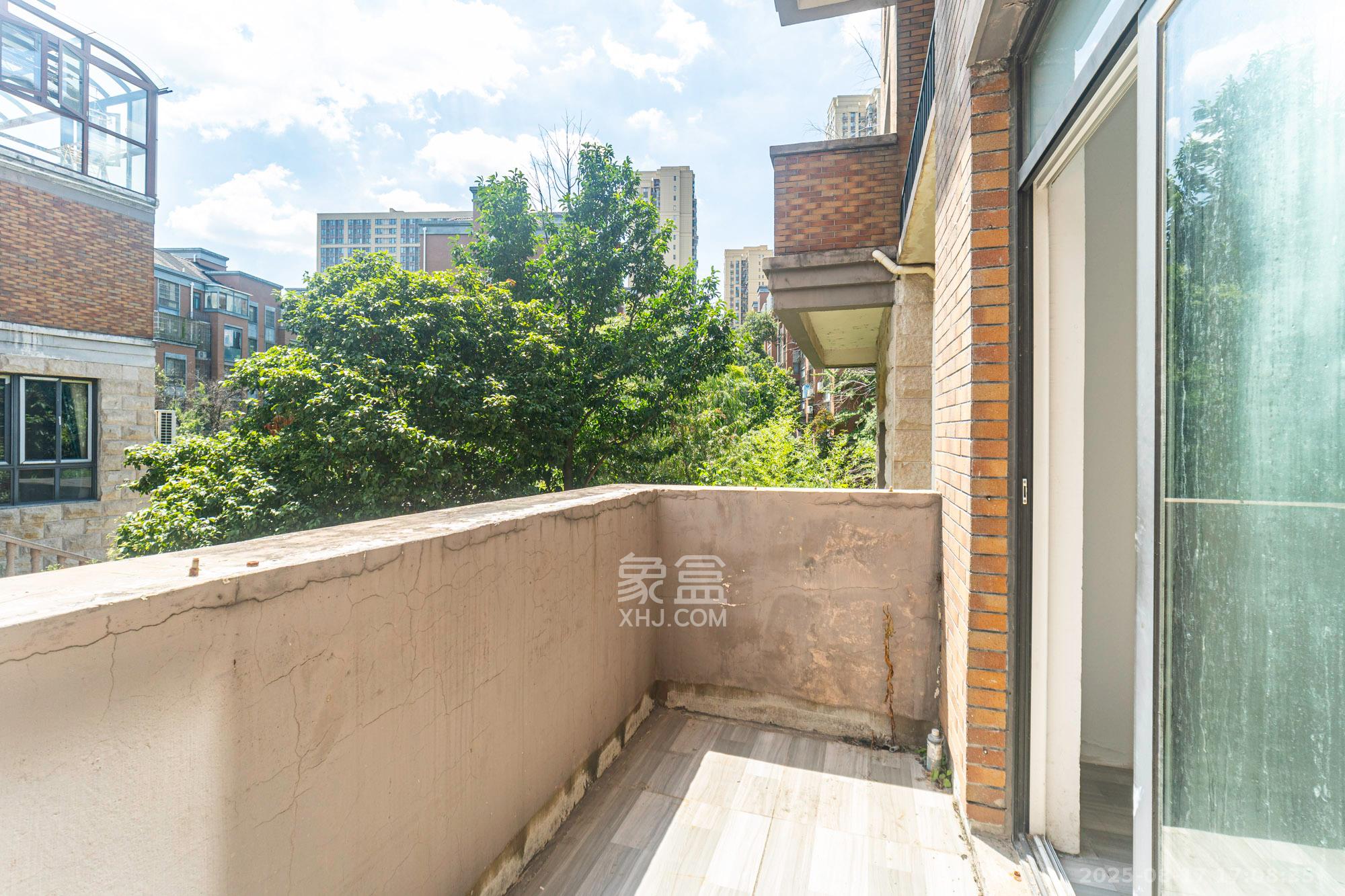 山水湾 7室2厅3卫 448.8万 山水湾 7室2厅3卫 448.8万阳台