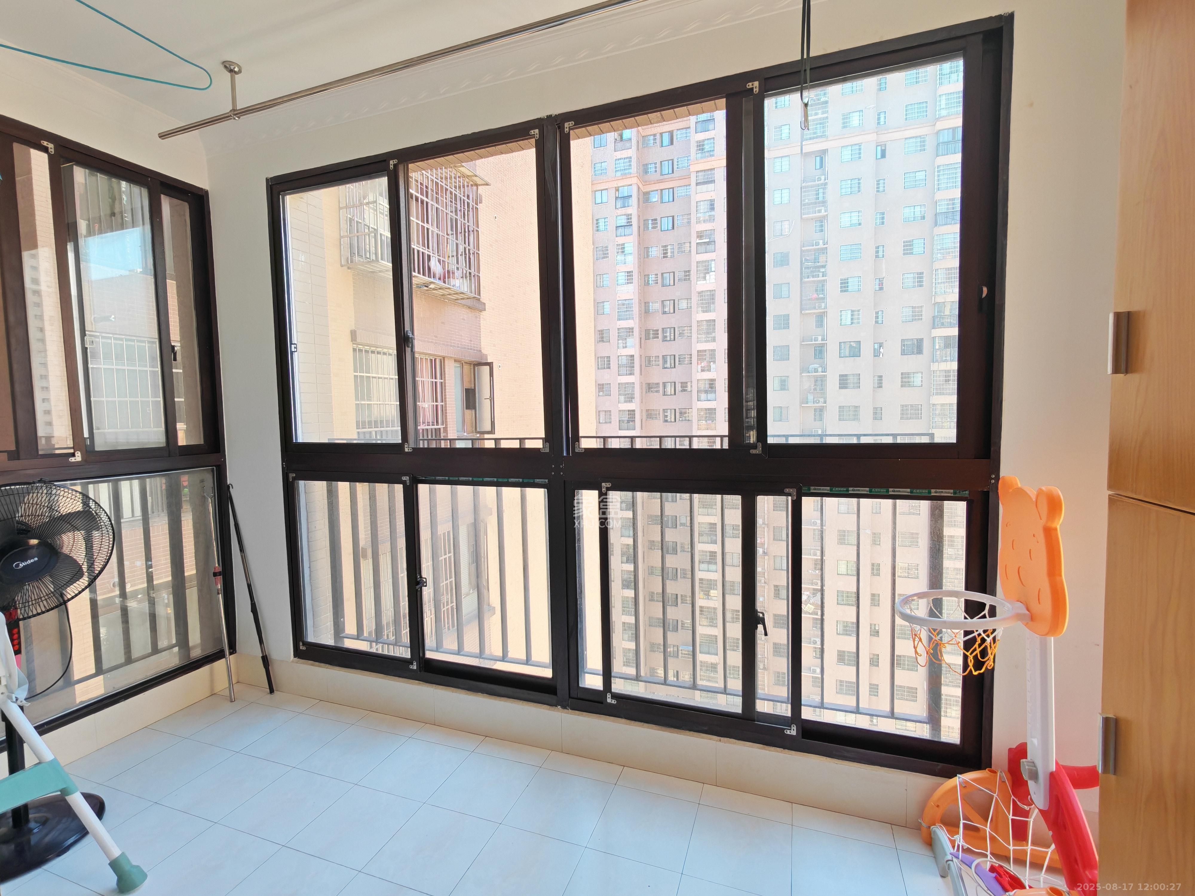 华润凤凰城三期  3室2厅2卫    3000.0元/月 华润凤凰城三期  3室2厅2卫    3000.0元/月室内图