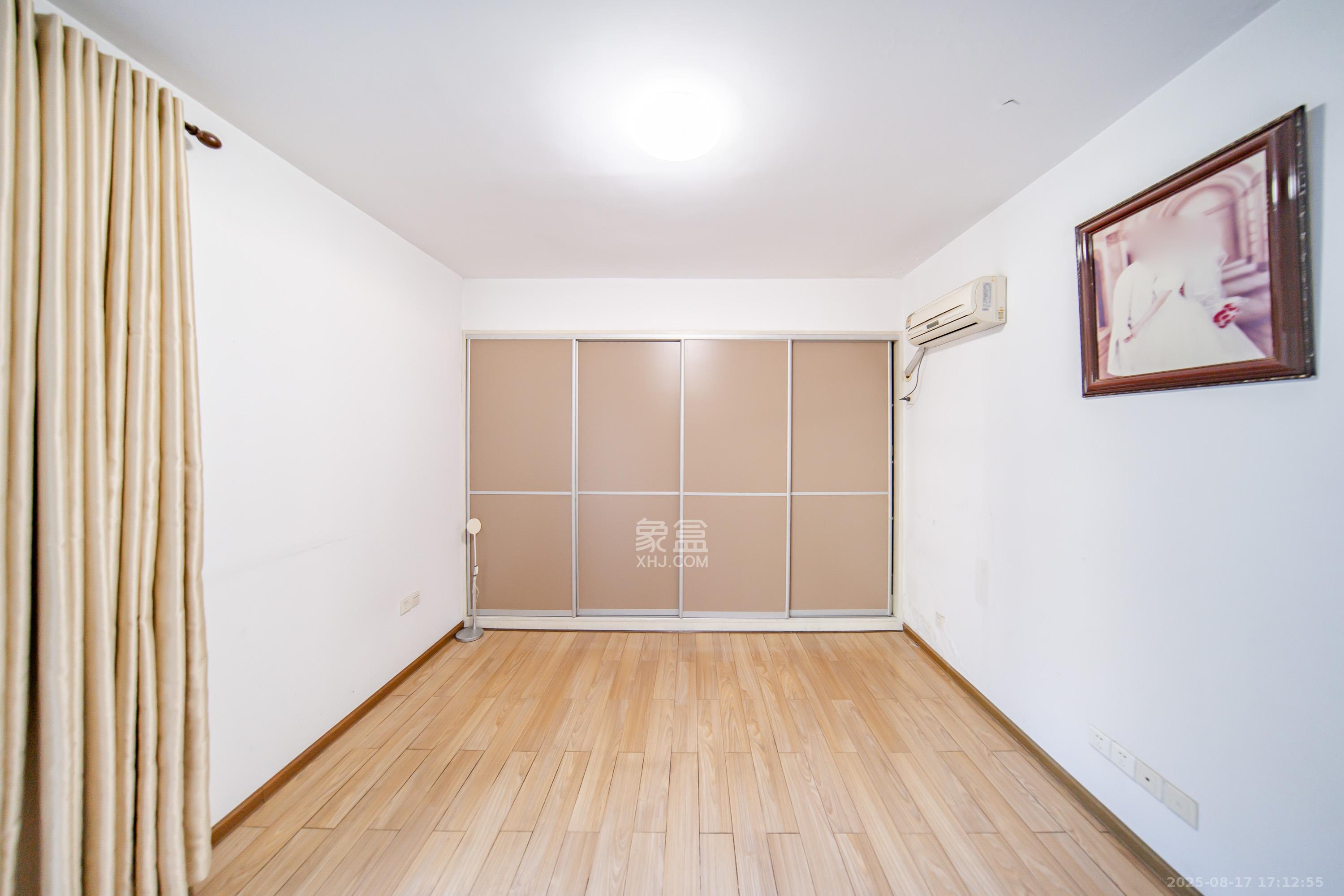 阳光100一期、四五期 4室2厅2卫 105.0万 阳光100一期、四五期 4室2厅2卫 105.0万卧室