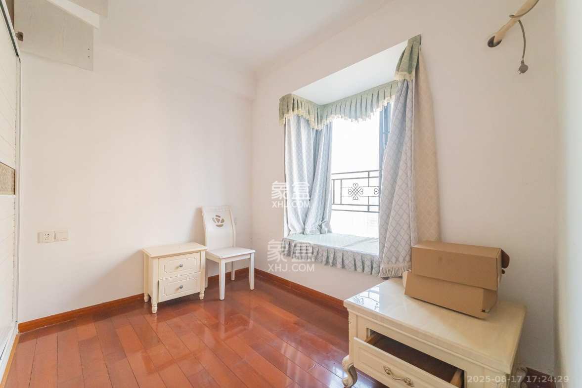 华润凤凰城二期  3室2厅1卫    2000.0元/月 华润凤凰城二期  3室2厅1卫    2000.0元/月室内图