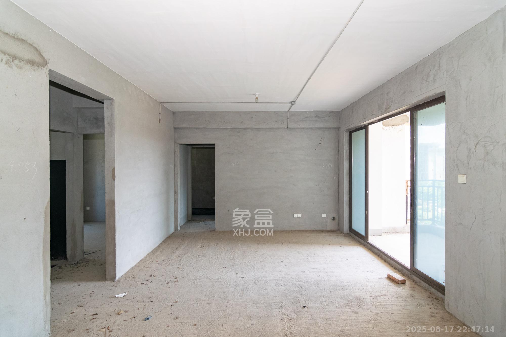 裕田奥莱小镇  3室2厅2卫    55.8万 裕田奥莱小镇  3室2厅2卫    55.8万客厅