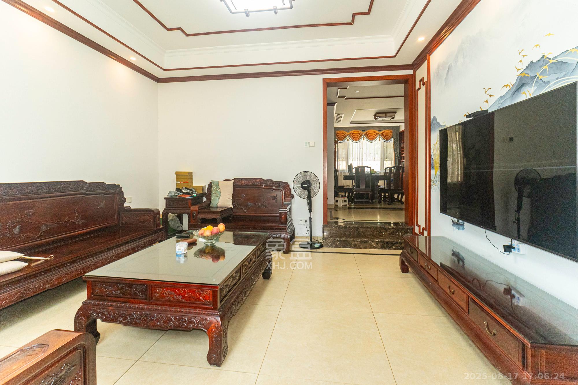 保利香槟国际  6室2厅3卫    680.0万 保利香槟国际  6室2厅3卫    680.0万客厅