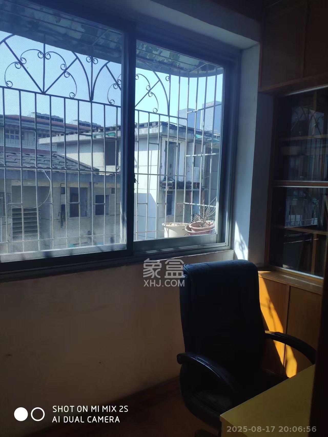 省军区宿舍  3室2厅2卫    2800.0元/月室内图