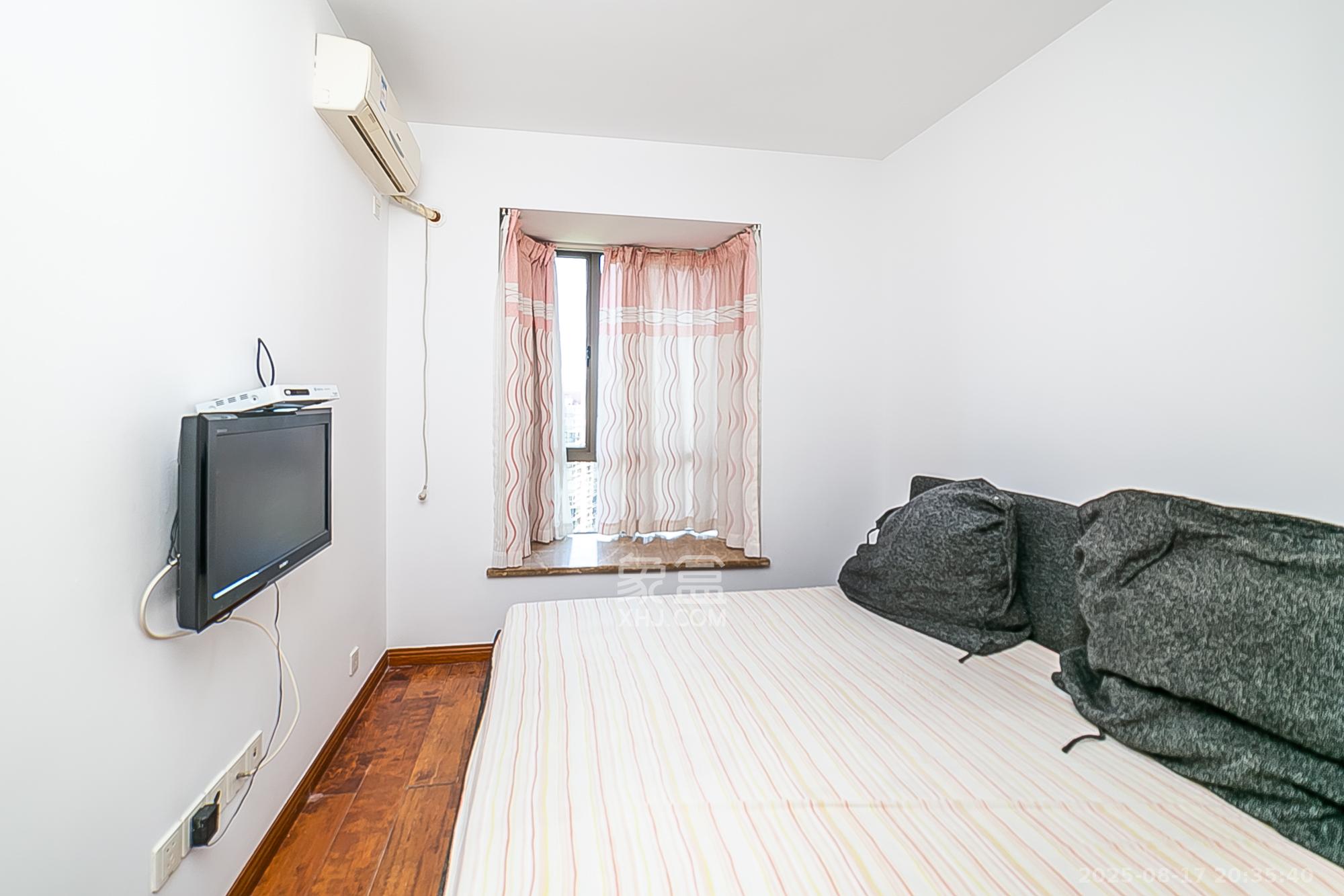 金域南外滩(望江佳园)  4室2厅2卫    210.0万 金域南外滩(望江佳园)  4室2厅2卫    210.0万卧室