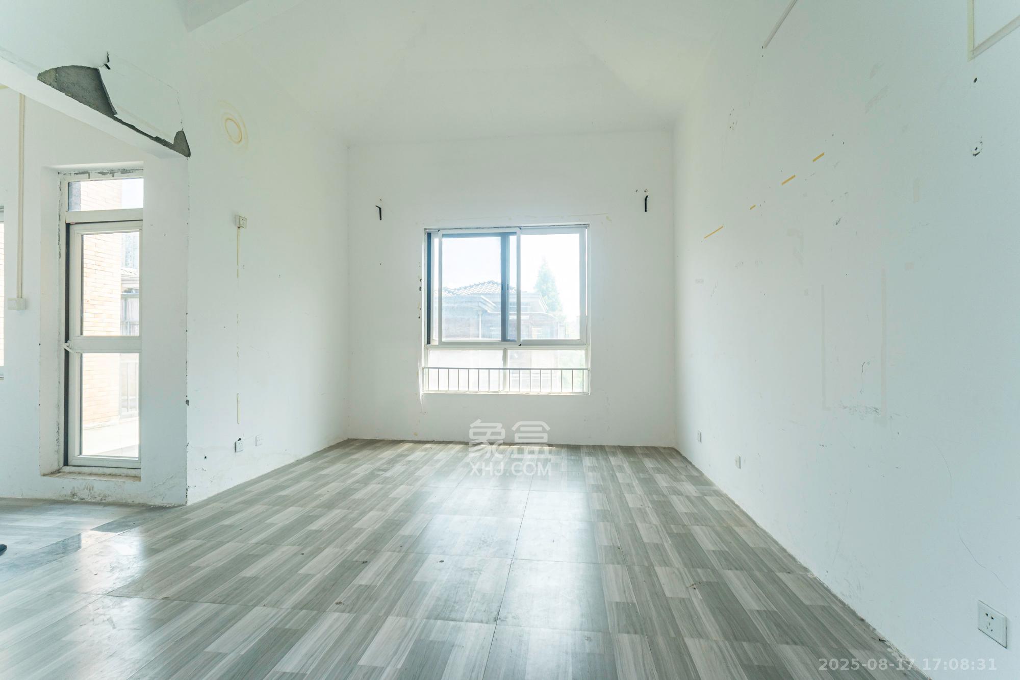 山水湾 7室2厅3卫 448.8万 山水湾 7室2厅3卫 448.8万客厅