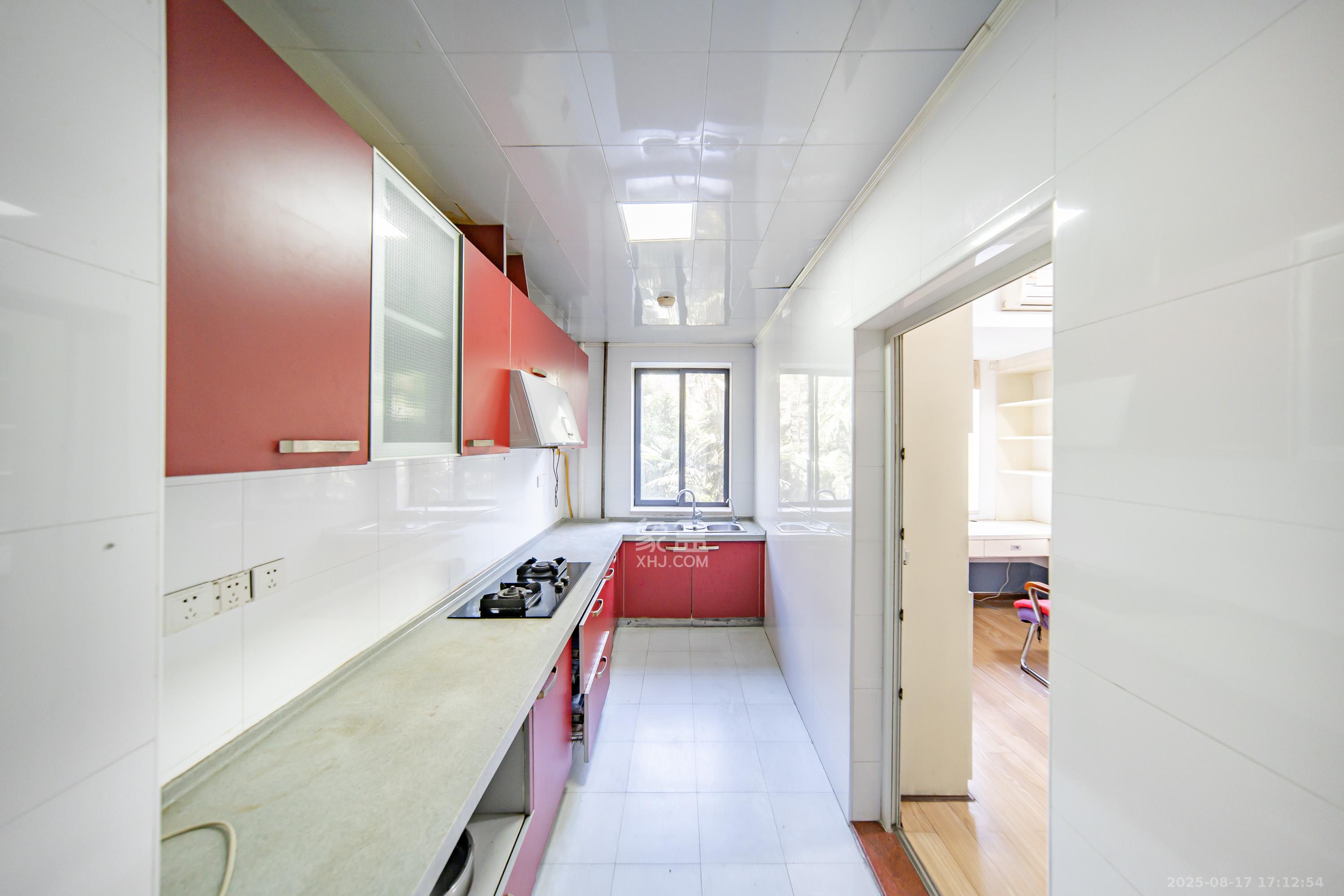 阳光100一期、四五期 4室2厅2卫 105.0万 阳光100一期、四五期 4室2厅2卫 105.0万厨房