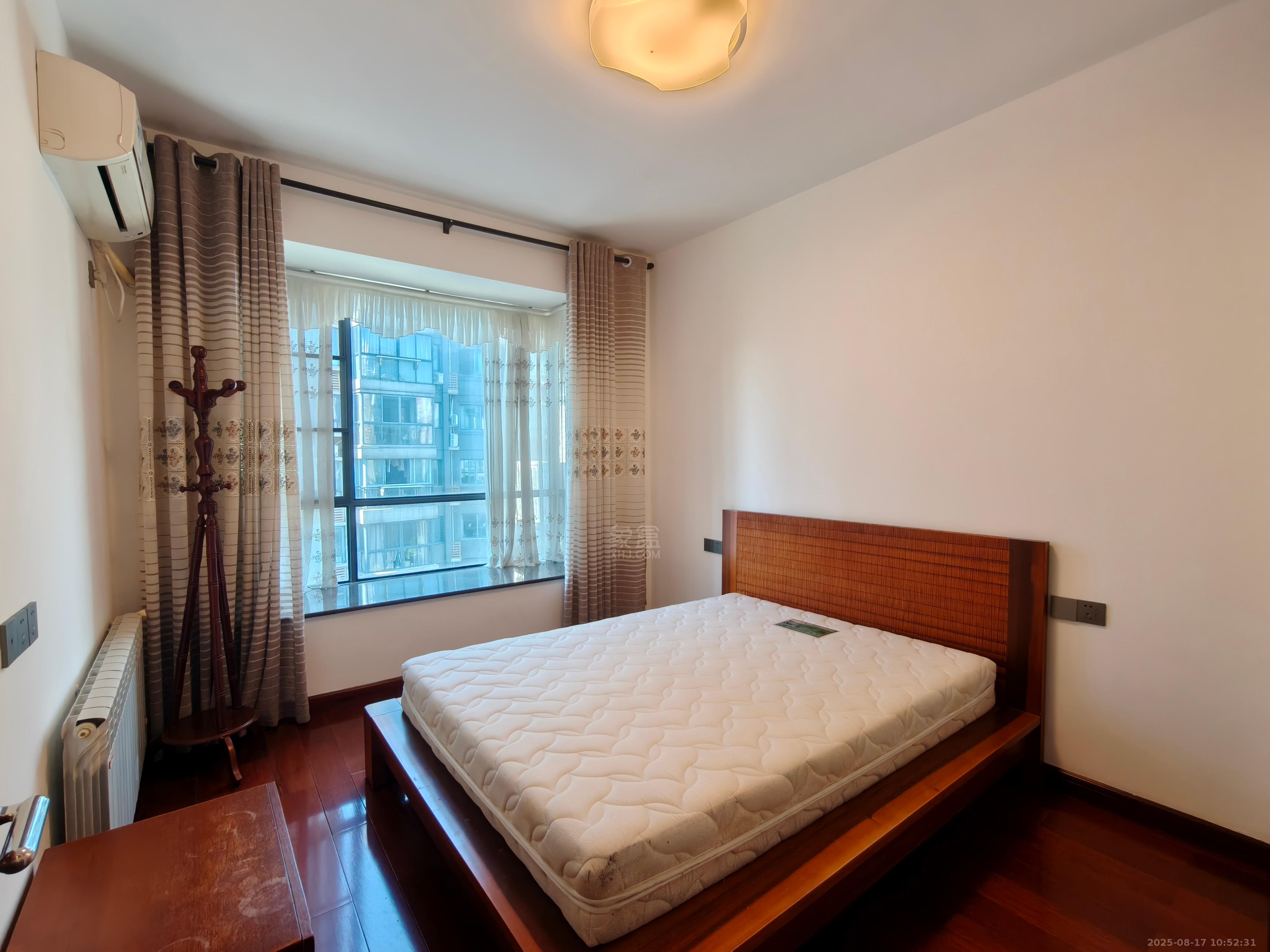 城市风景  6室2厅2卫   3200.00元/月室内图