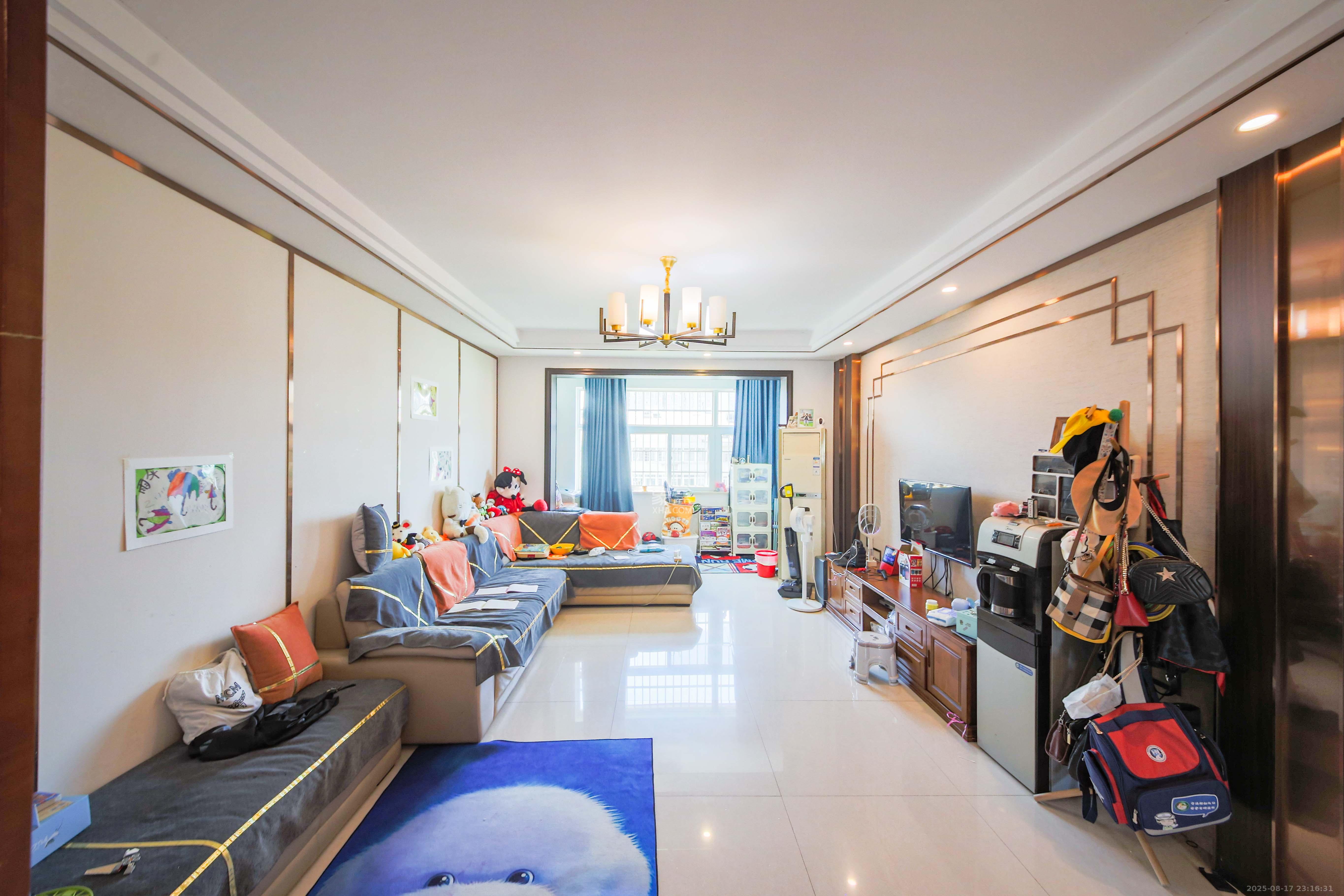 大为农博嘉园 5室2厅3卫 120.0万 大为农博嘉园 5室2厅3卫 120.0万客厅