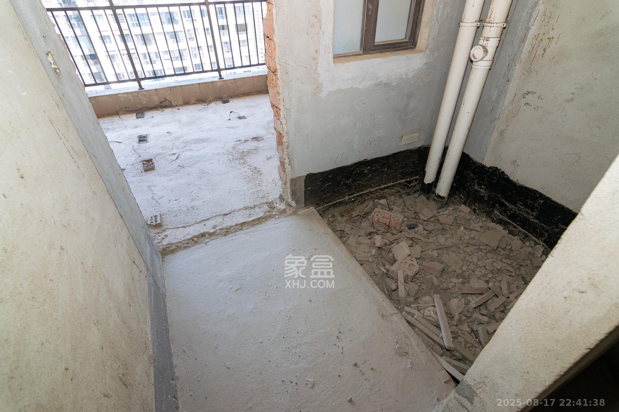 正荣财富中心  3室2厅2卫    72.8万 正荣财富中心  3室2厅2卫    72.8万卫生间