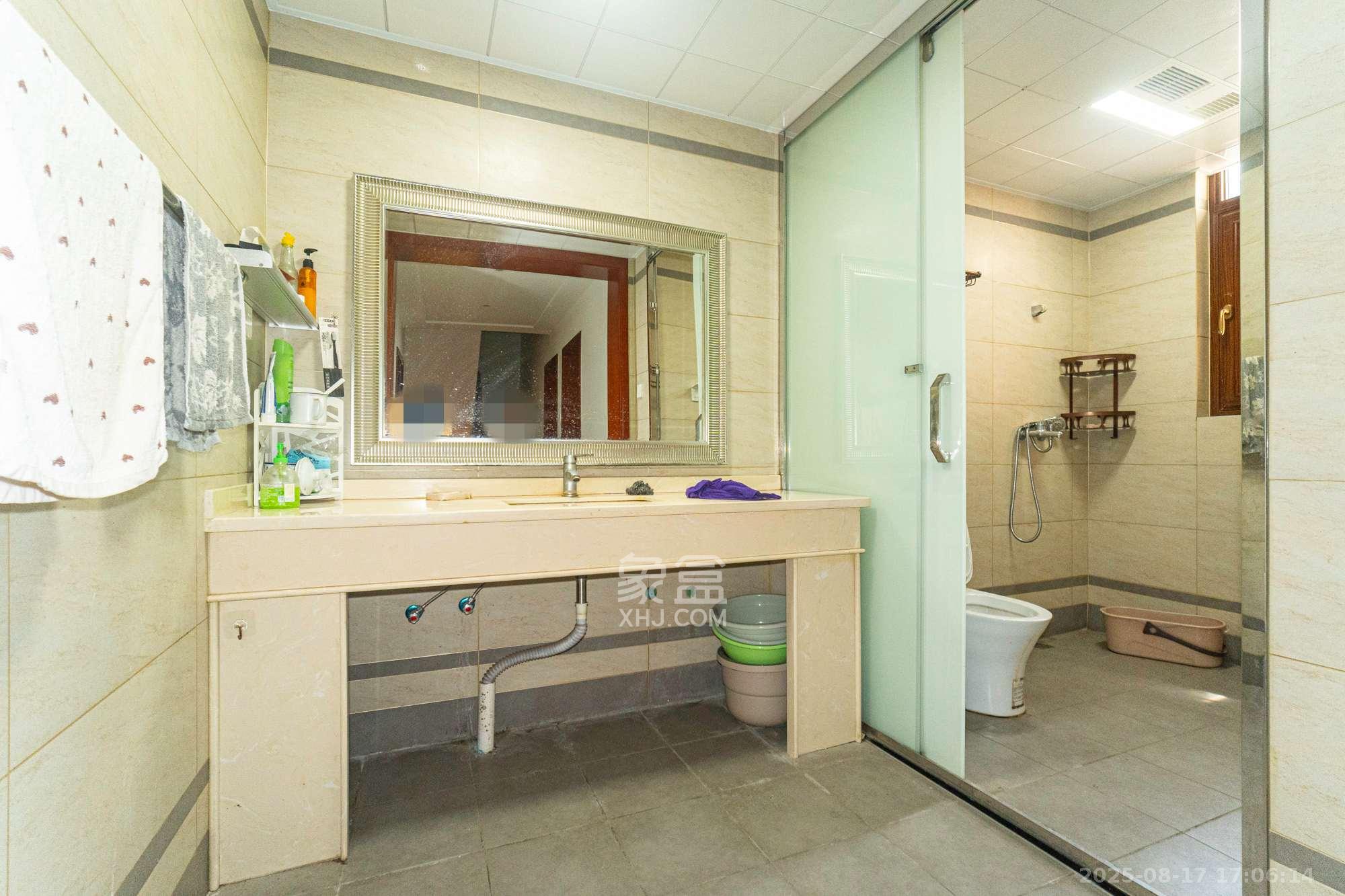 保利香槟国际  6室2厅3卫    680.0万 保利香槟国际  6室2厅3卫    680.0万卫生间