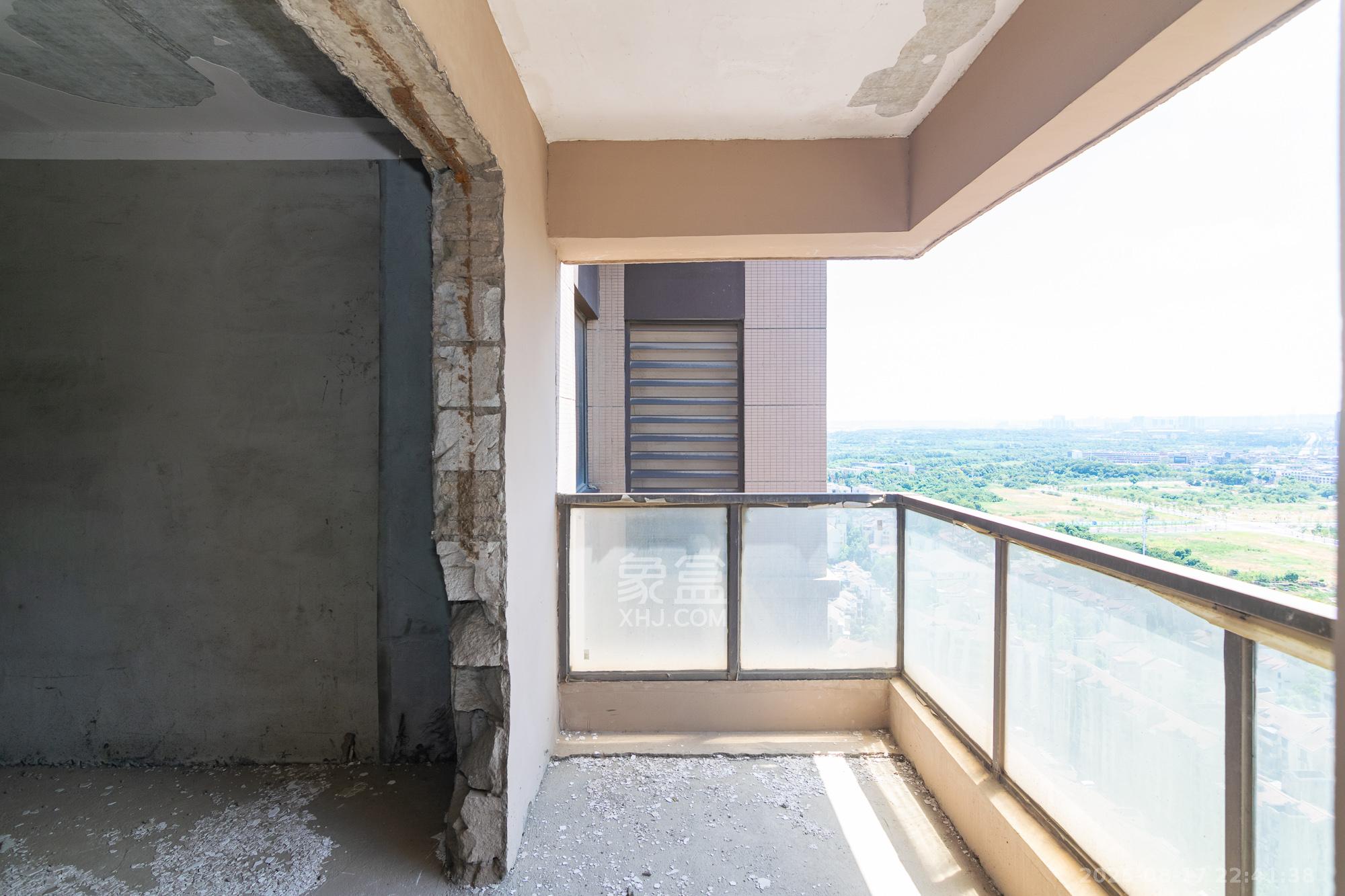 正荣财富中心  3室2厅2卫    72.8万 正荣财富中心  3室2厅2卫    72.8万阳台