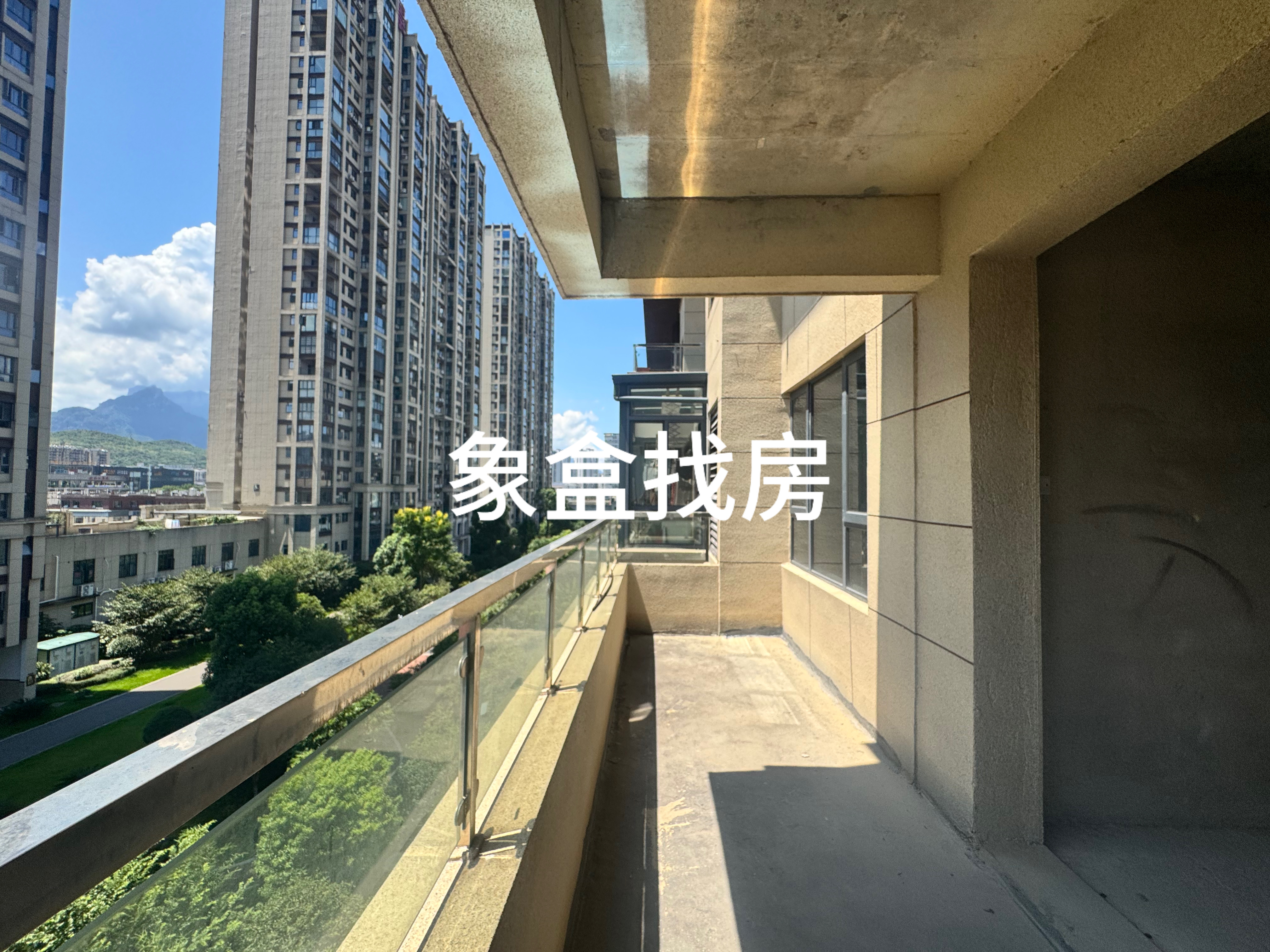 昊天珑璟湾  3室2厅2卫   89.80万客厅