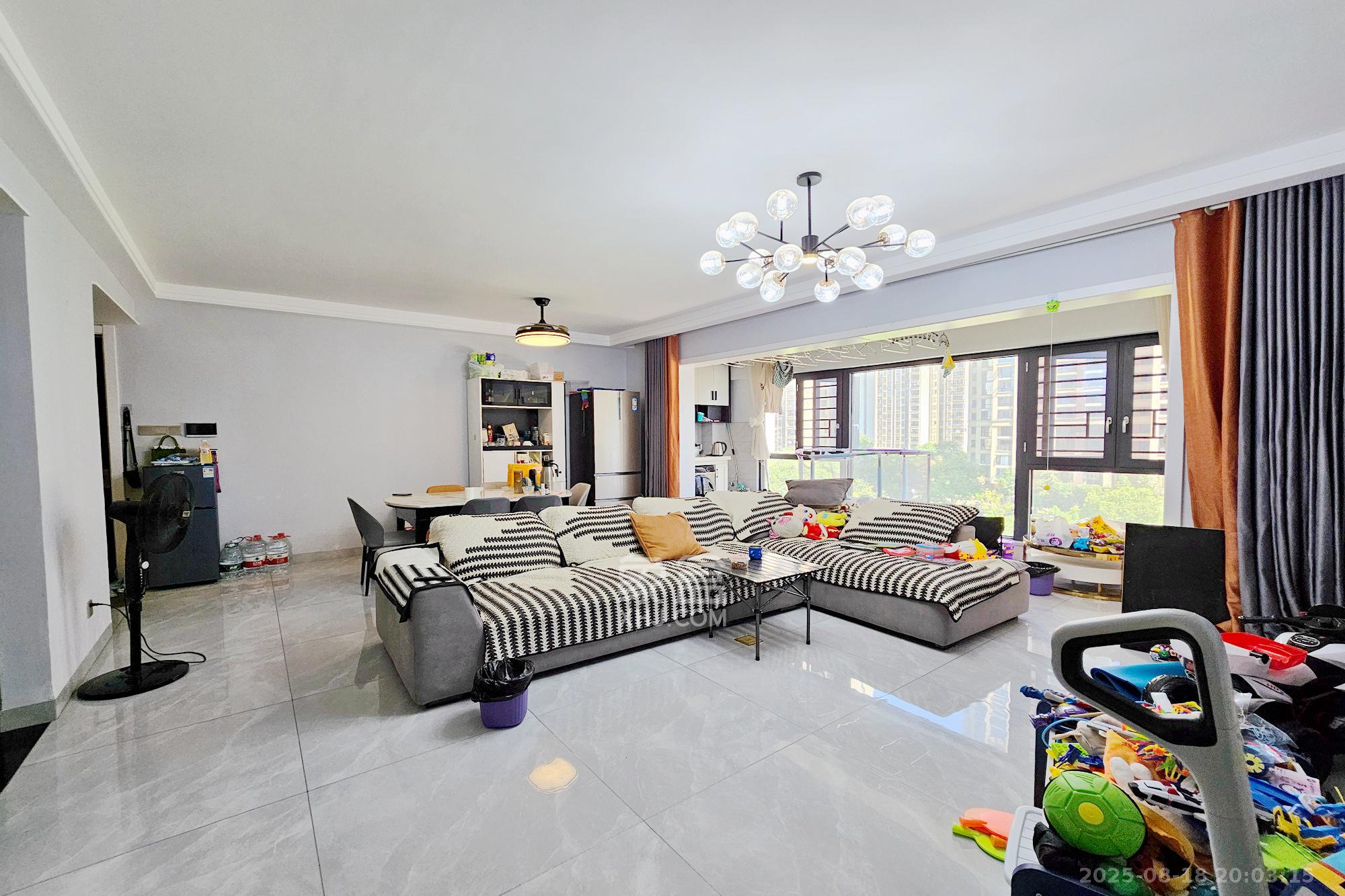 阳光城尚东湾蓝莓苑  4室2厅2卫    135.0万 阳光城尚东湾蓝莓苑  4室2厅2卫    135.0万客厅