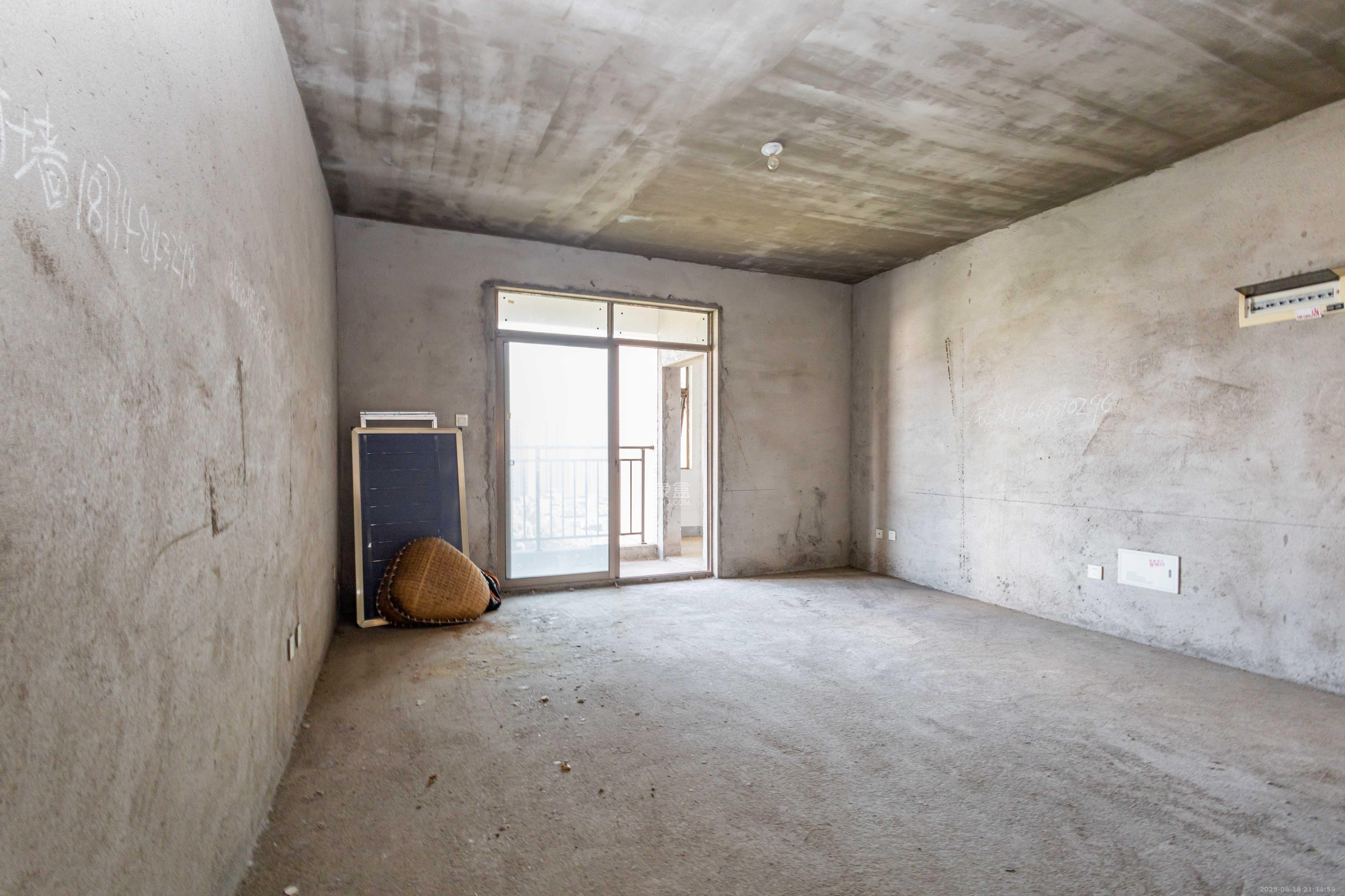 和泉嘉园 4室2厅2卫 70.0万 和泉嘉园 4室2厅2卫 70.0万客厅