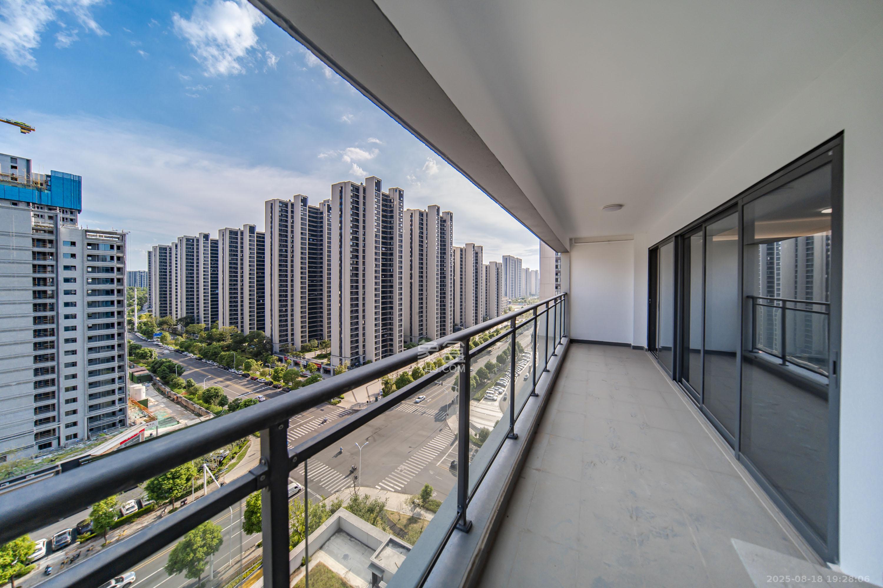 卓越洋湖晴翠  4室2厅2卫   266.00万阳台