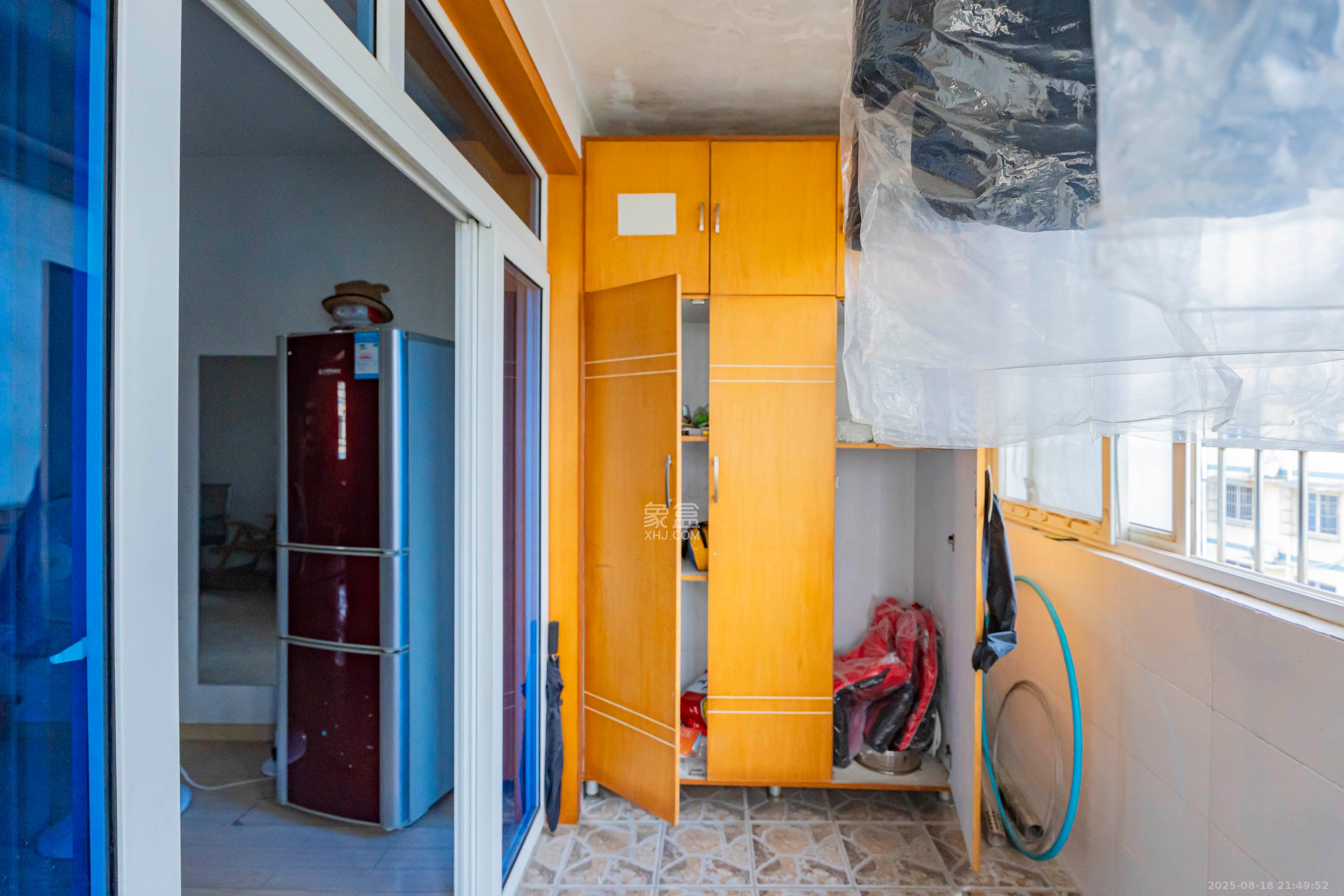 四方小区  3室2厅2卫    88.0万阳台