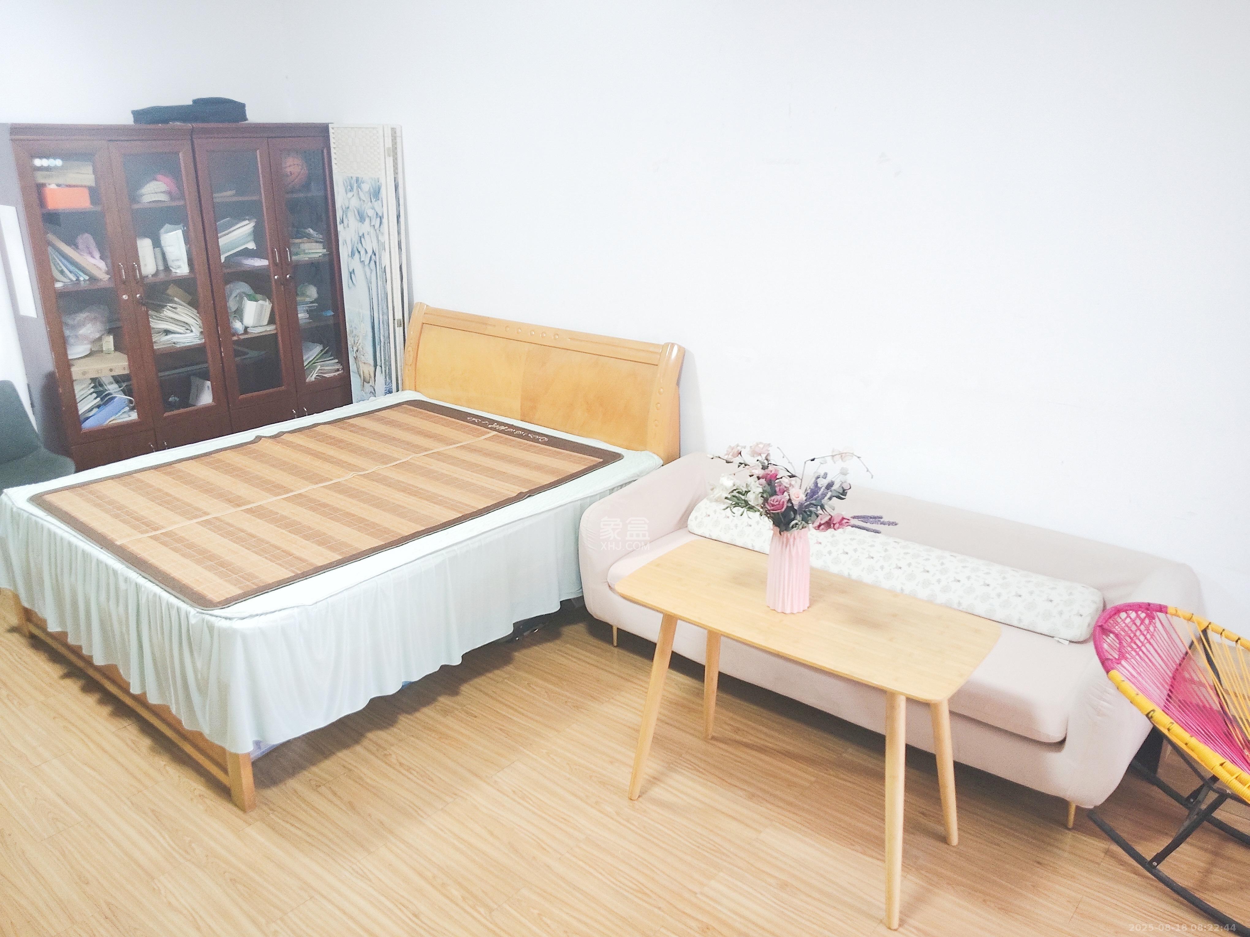 月亮湾草莓街区一、二期  1室1厅1卫   1200.00元/月