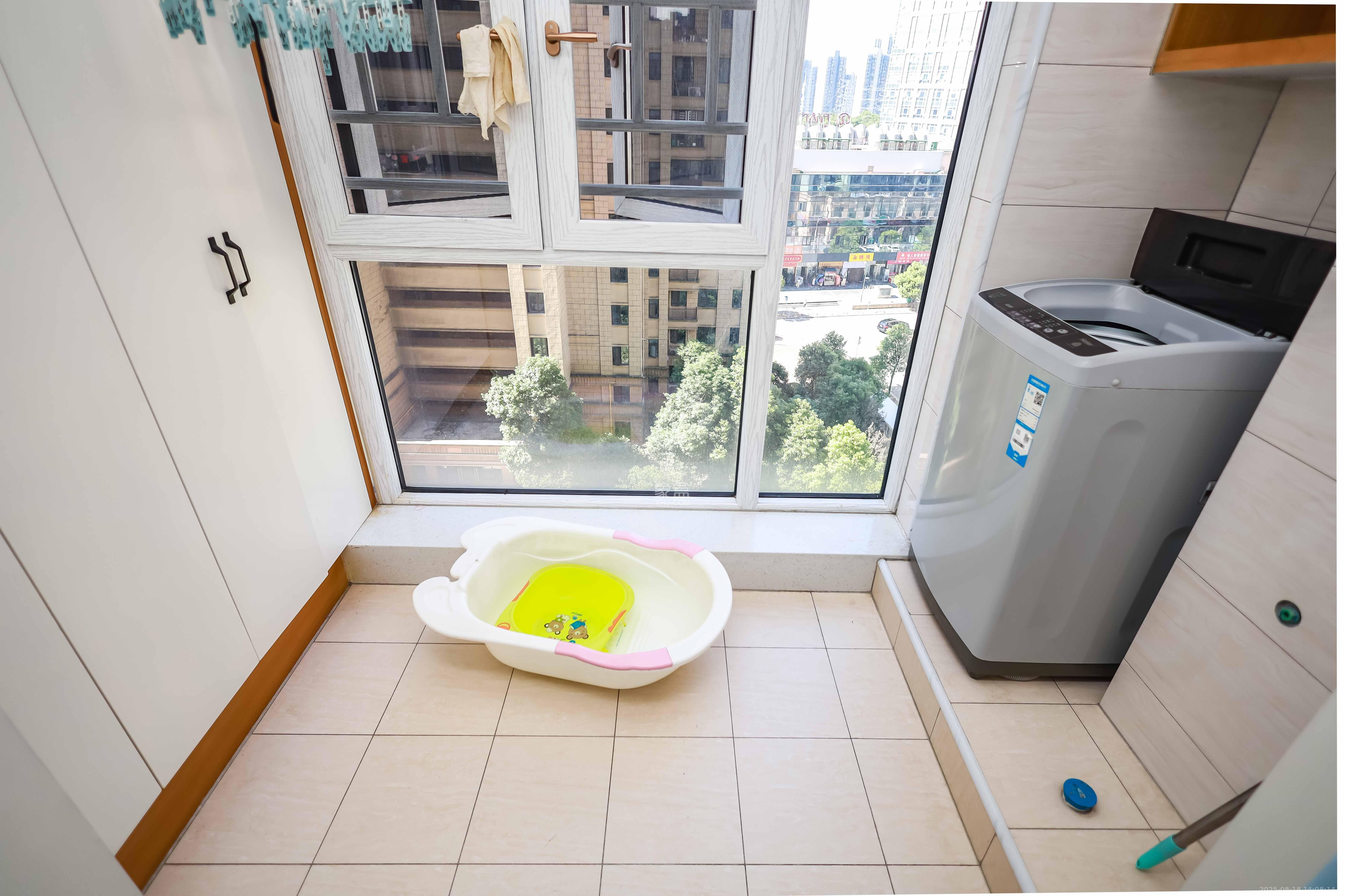 奥克斯缔壹城 4室2厅2卫 168.0万 奥克斯缔壹城 4室2厅2卫 168.0万阳台