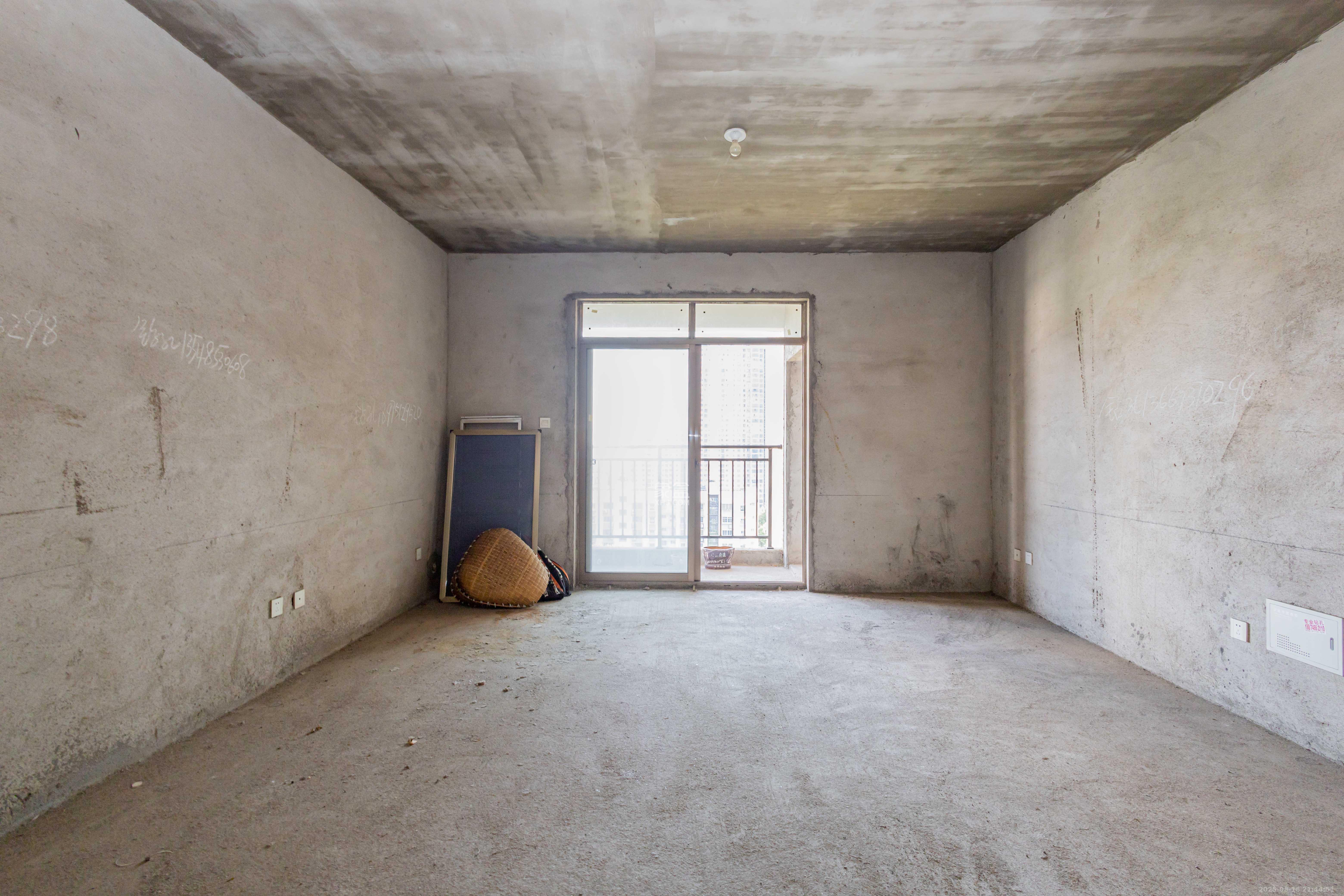 和泉嘉园 4室2厅2卫 70.0万 和泉嘉园 4室2厅2卫 70.0万客厅