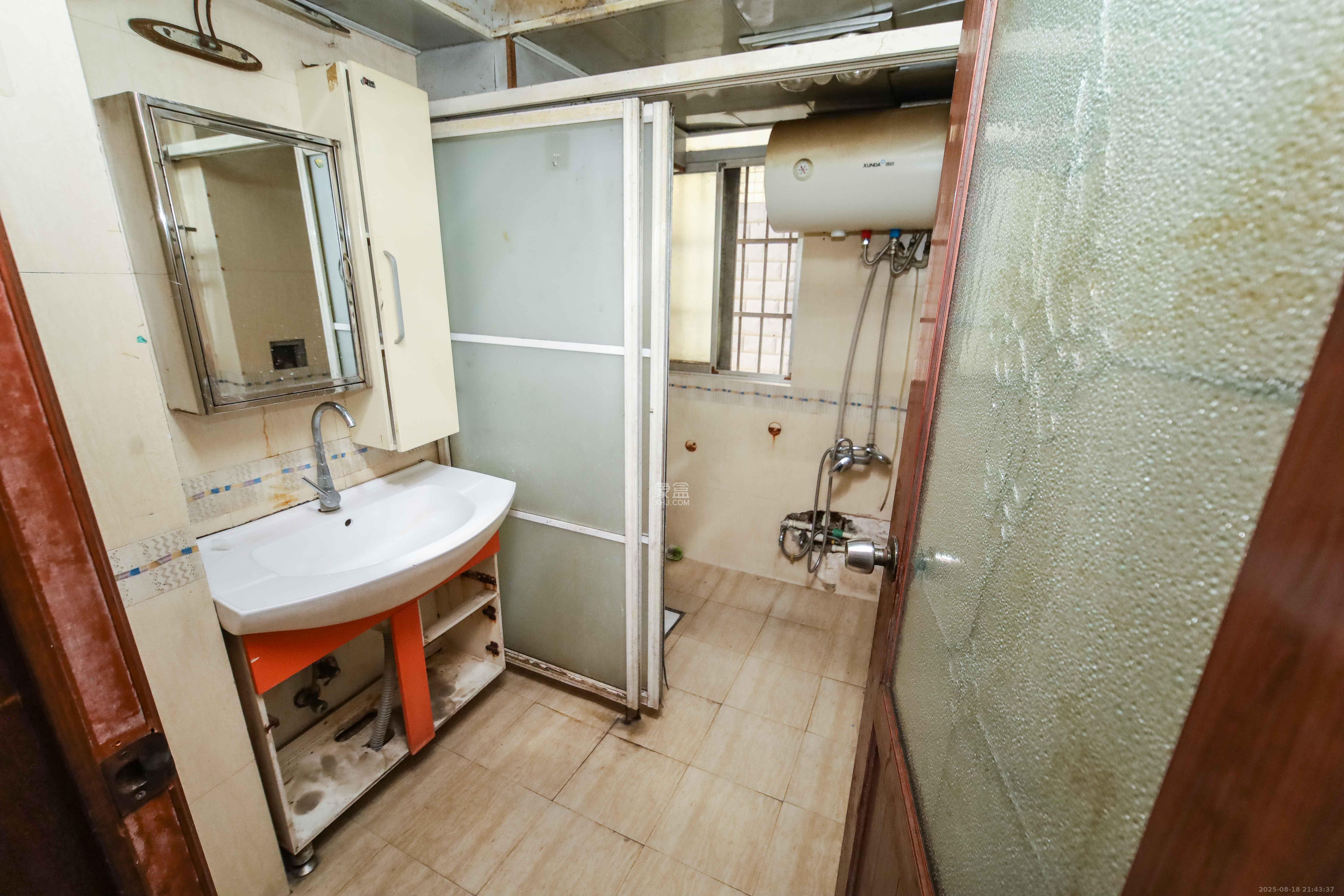 农广校单位宿舍  4室2厅2卫    79.8万 农广校单位宿舍  4室2厅2卫    79.8万卫生间